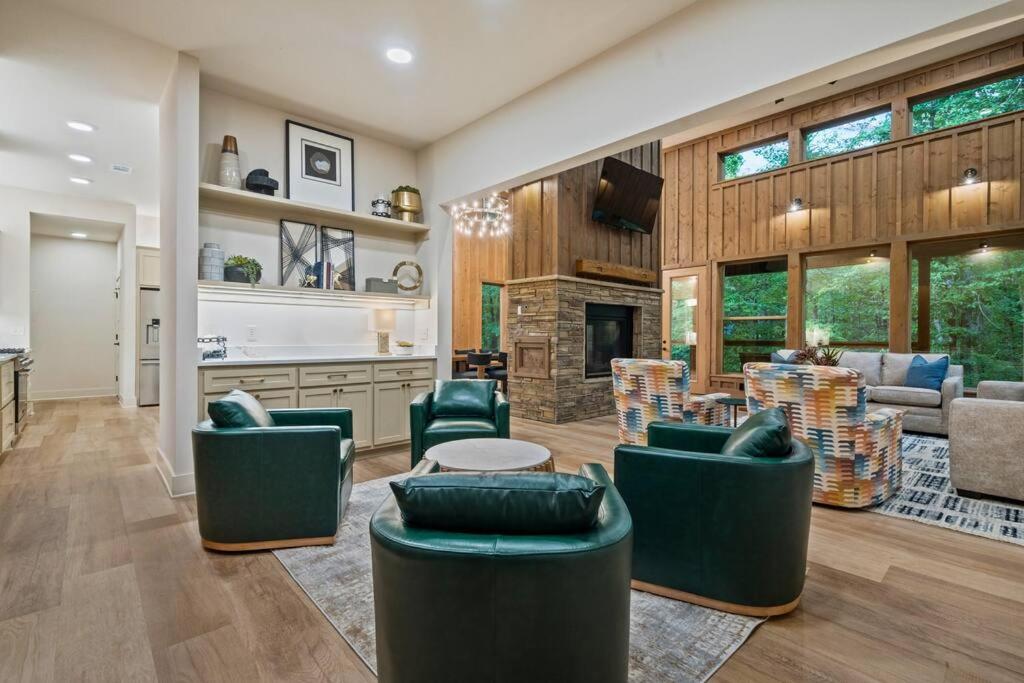Lake Ouachita's Luxury Lake House view 3
