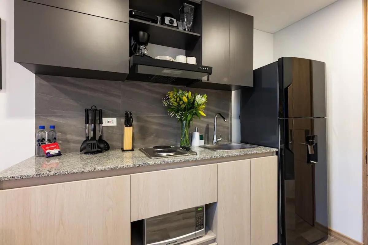 Profesionales que buscan un espacio exclusivo y bien ubicado con Cocina equipada electrodomesticos, baño y sala de estar acogedora perfecta para relajarte