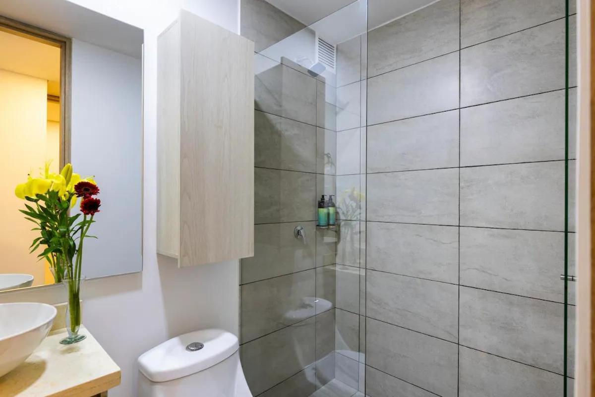 Profesionales que buscan un espacio exclusivo y bien ubicado con Cocina equipada electrodomesticos, baño y sala de estar acogedora perfecta para relajarte