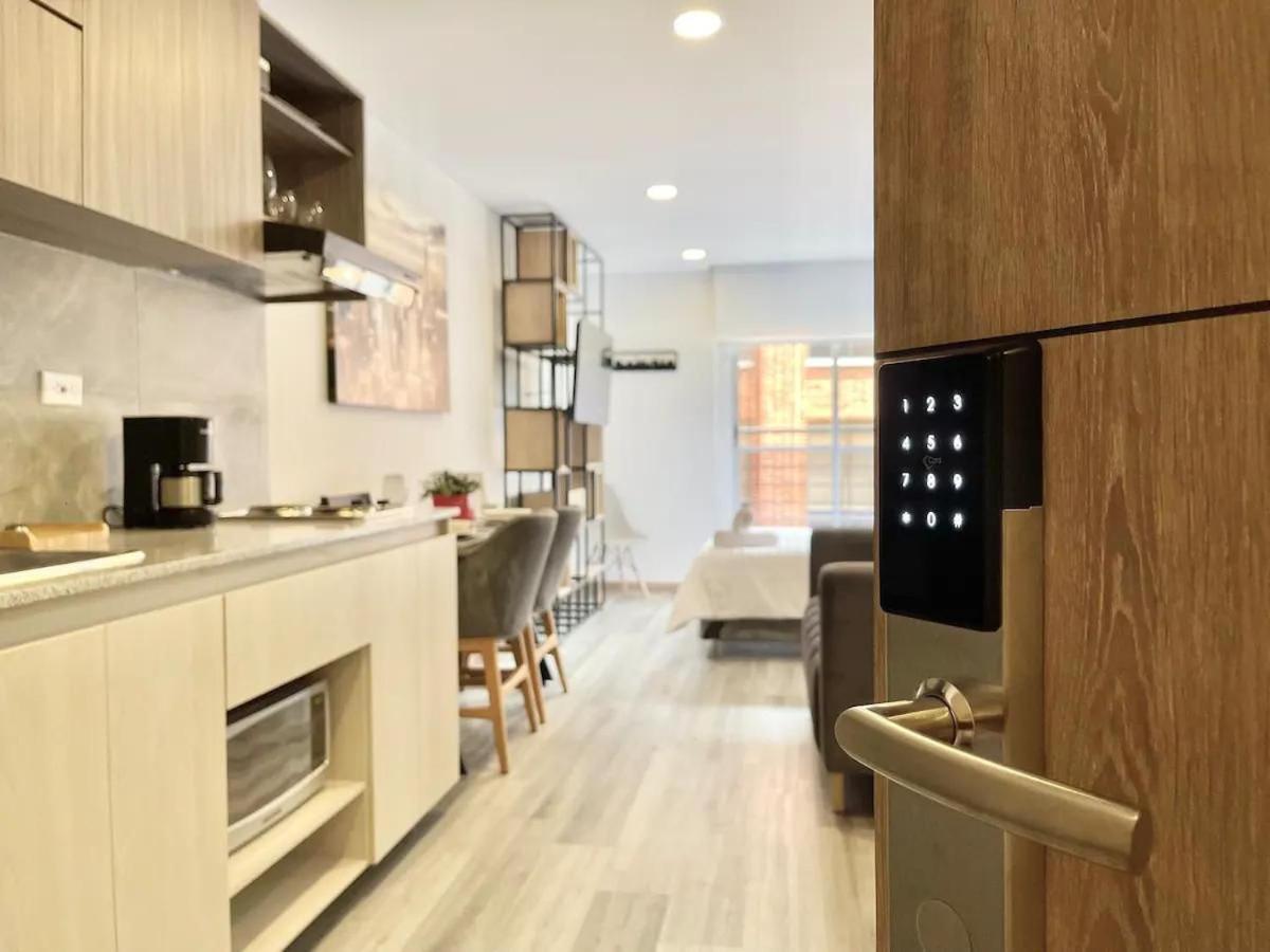 Profesionales que buscan un espacio exclusivo y bien ubicado con Cocina equipada electrodomesticos, baño y sala de estar acogedora perfecta para relajarte