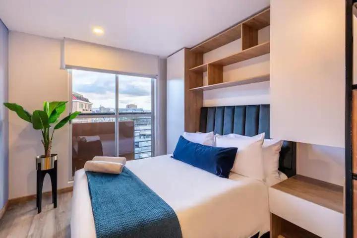 Profesionales que buscan un espacio exclusivo y bien ubicado con Cocina equipada electrodomesticos, baño y sala de estar acogedora perfecta para relajarte