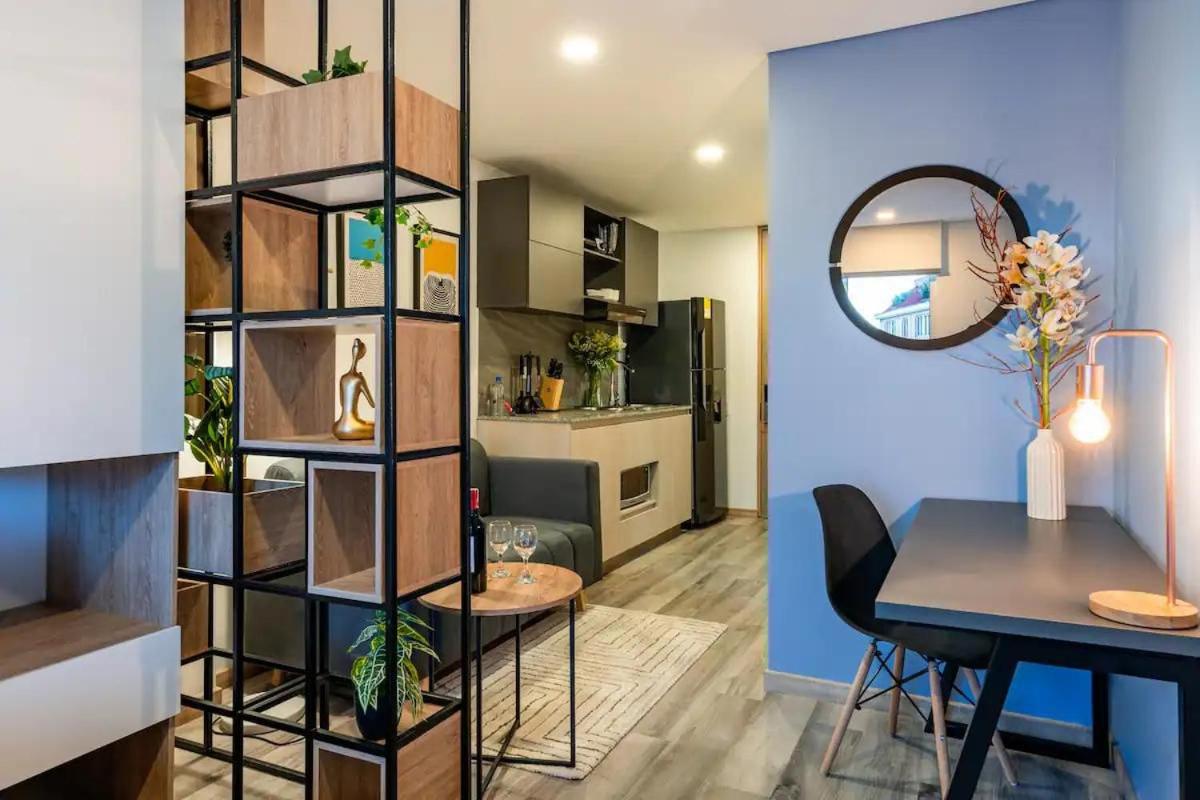 Profesionales que buscan un espacio exclusivo y bien ubicado con Cocina equipada electrodomesticos, baño y sala de estar acogedora perfecta para relajarte