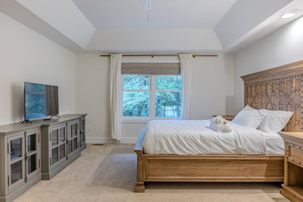 Luxurious Home Retreat with Gym Near DC