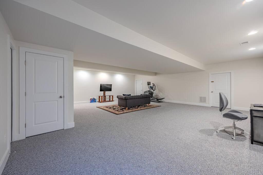 Luxurious Home Retreat with Gym Near DC