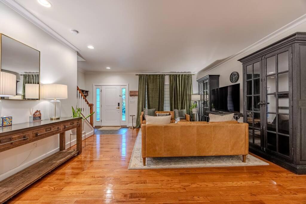 Luxurious Home Retreat with Gym Near DC