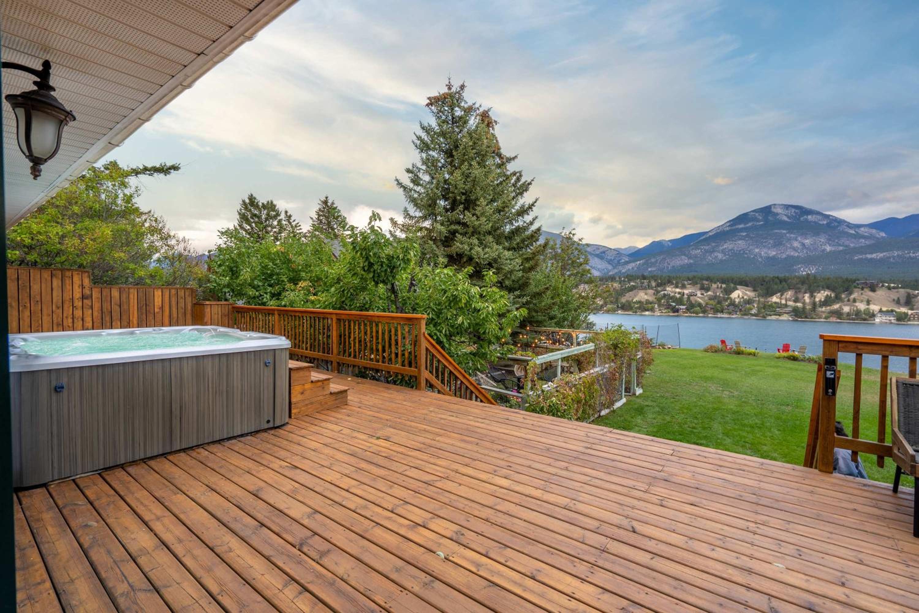 The Aura I Lake View I Hot Tub I Sleeps 27 Guests