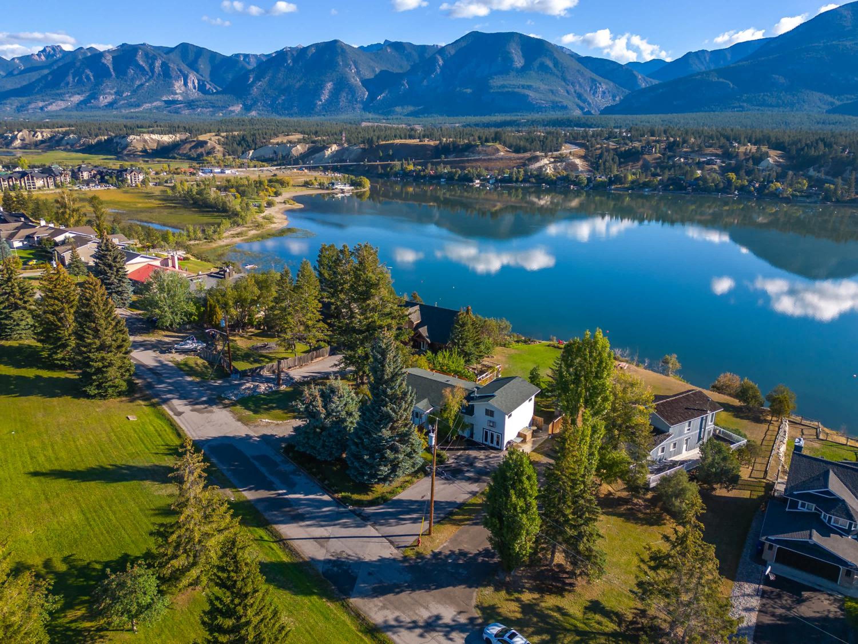 The Aura I Lake View I Hot Tub I Sleeps 27 Guests