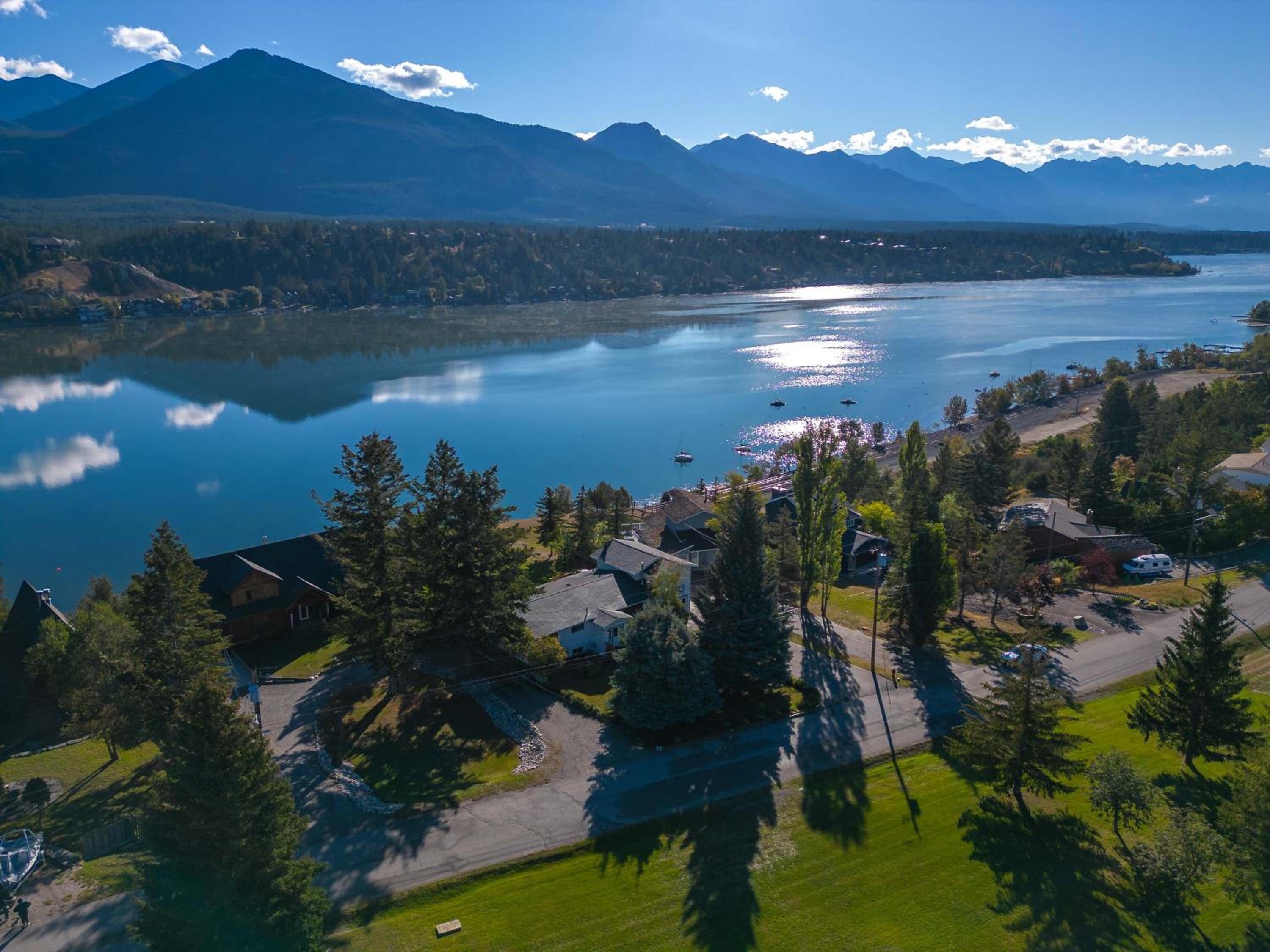 The Aura I Lake View I Hot Tub I Sleeps 27 Guests