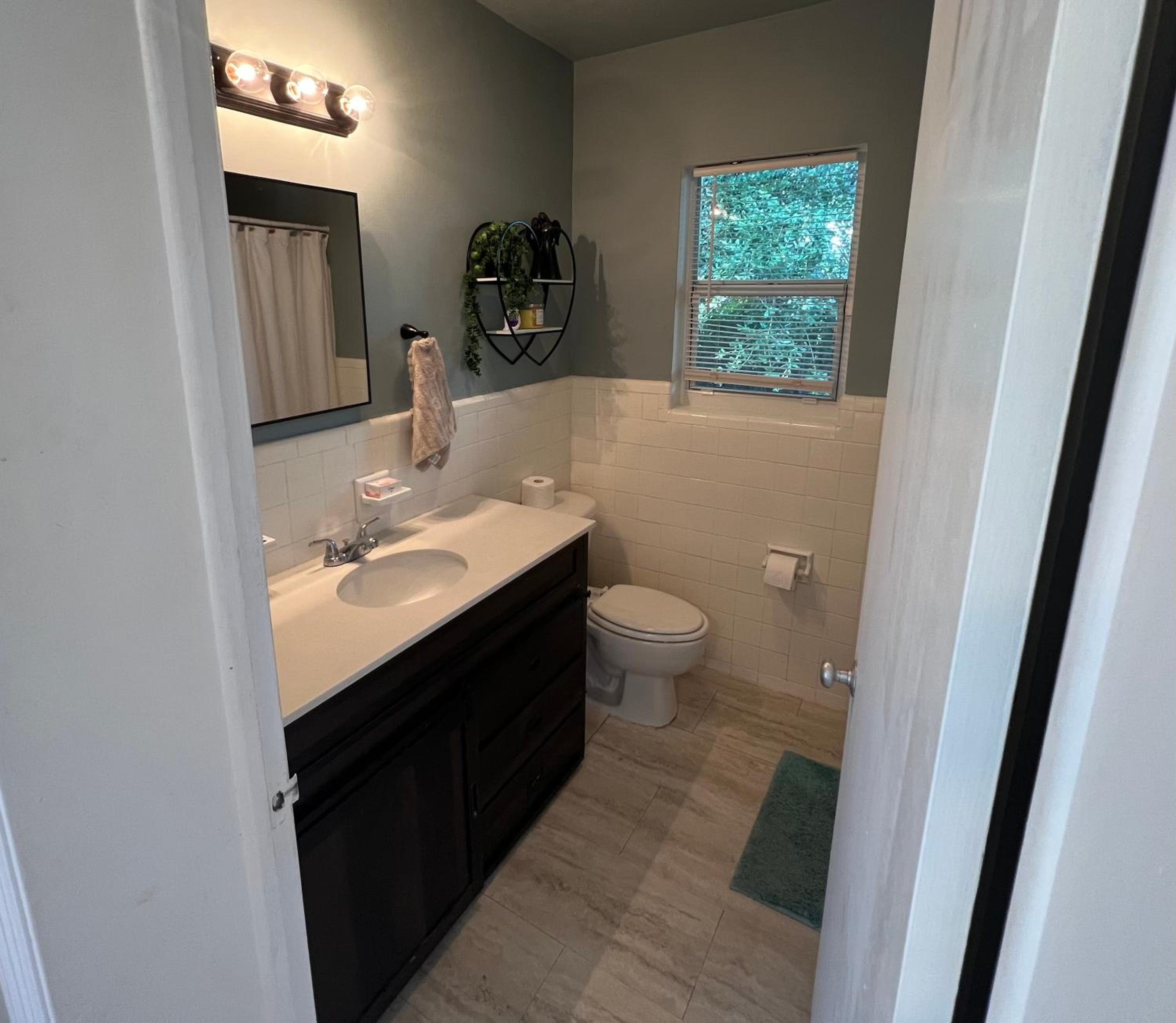 Pura Vida Private Access, Room & Bathroom view 2