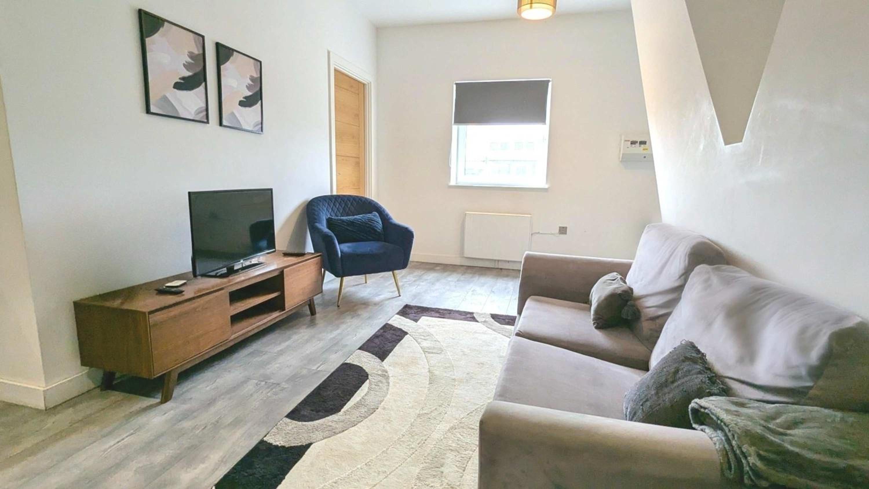 Modern 2 Bed Apt - 15 Mins to Solihull Centre view 2