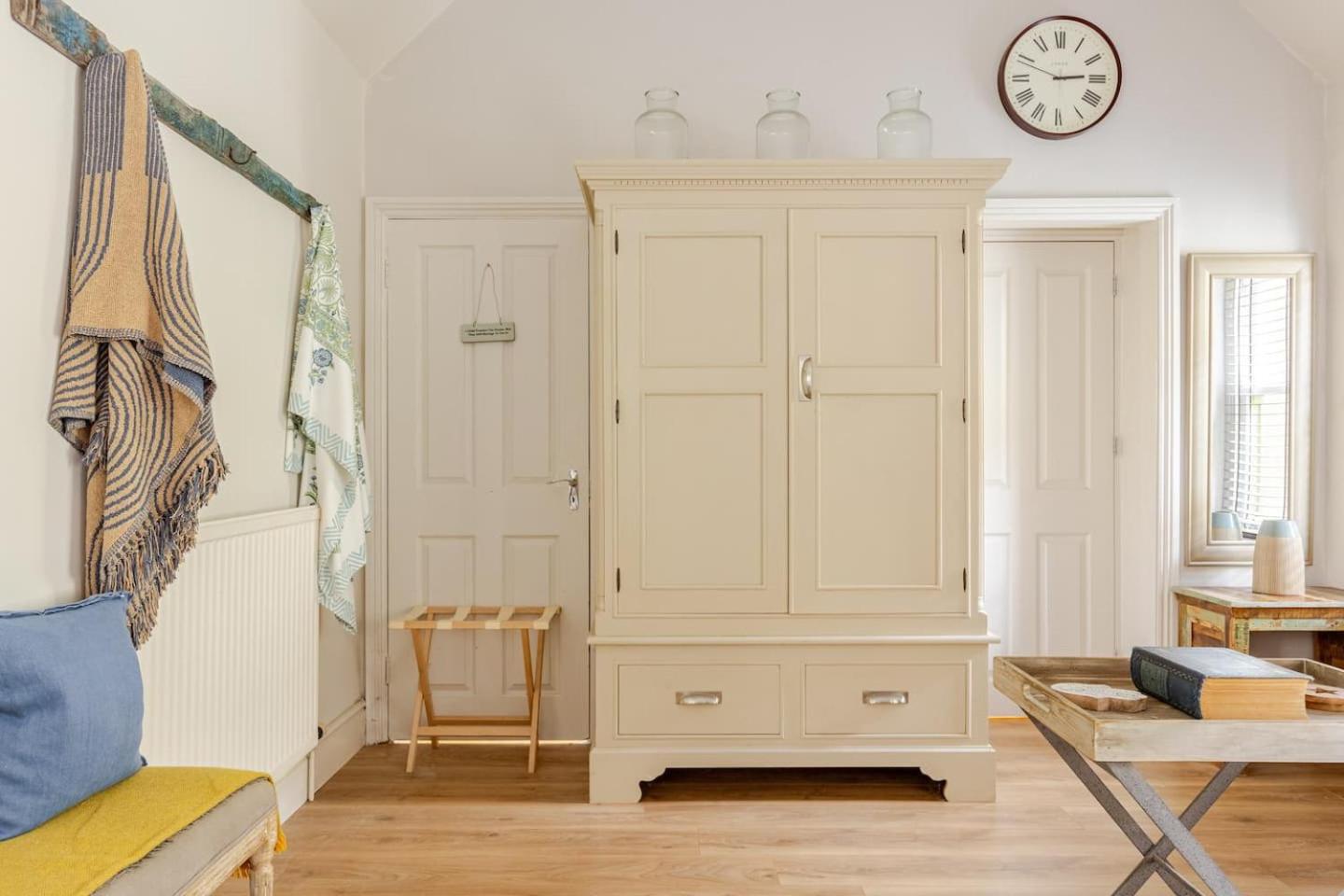 Spacious Country Cottage Sleeps 7, Air Con, Fire Pit & Dog Friendly close to Bath view 3