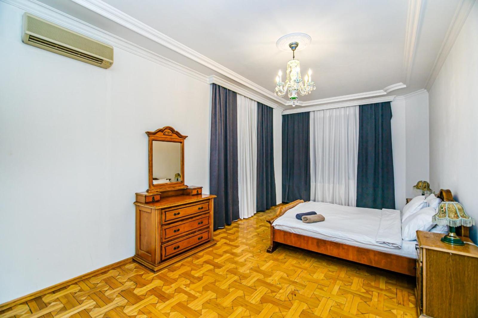 Apartment Near Hard Rock Cafe