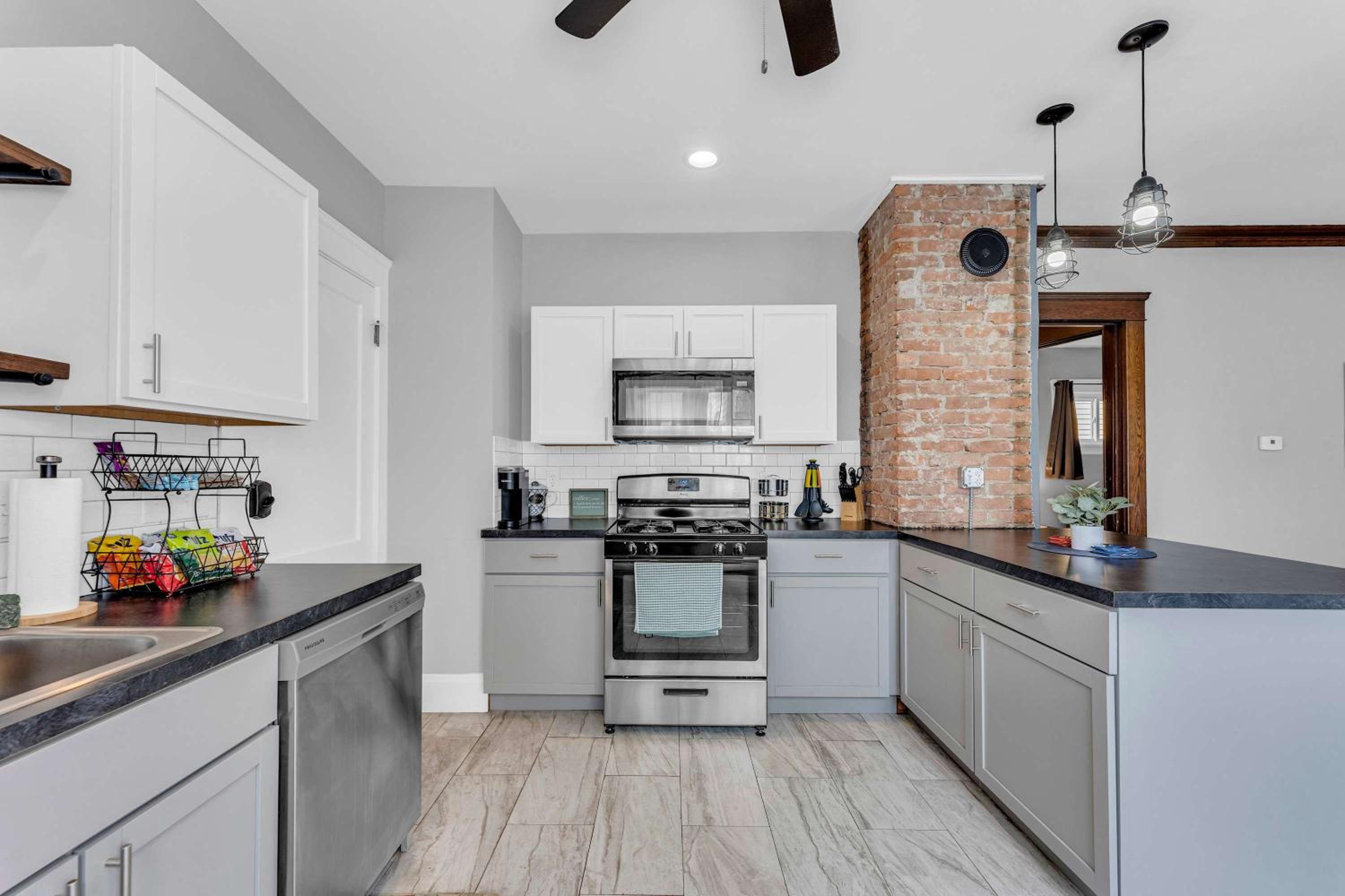 Beautifully Remodeled Duplex Apt in West Blvd view 5