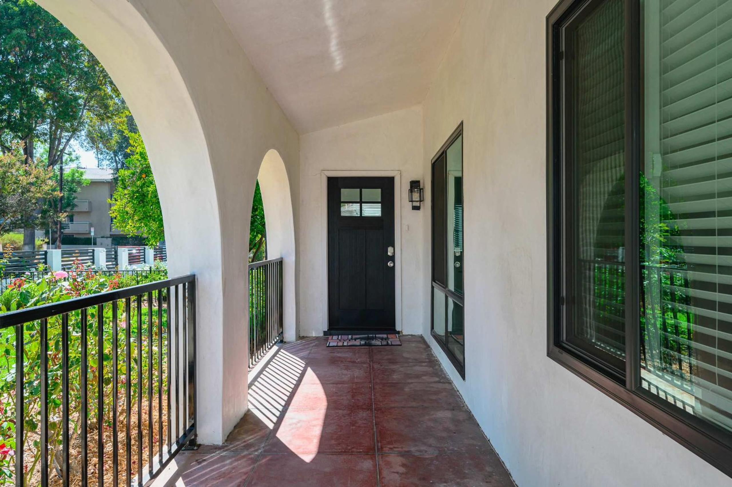 Spacious Modern Retreat w Luxury Amenities & Style