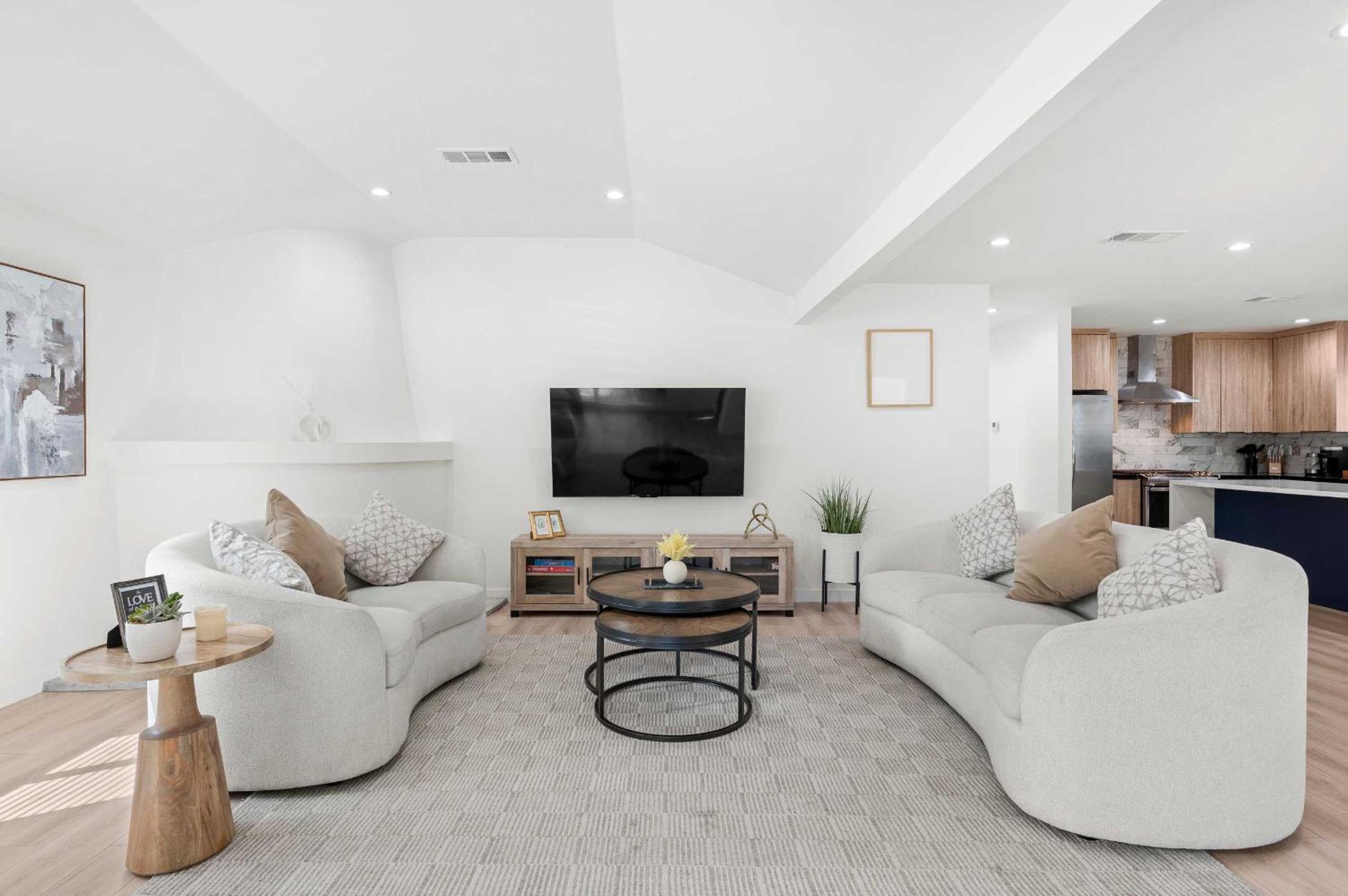Spacious Modern Retreat w Luxury Amenities & Style