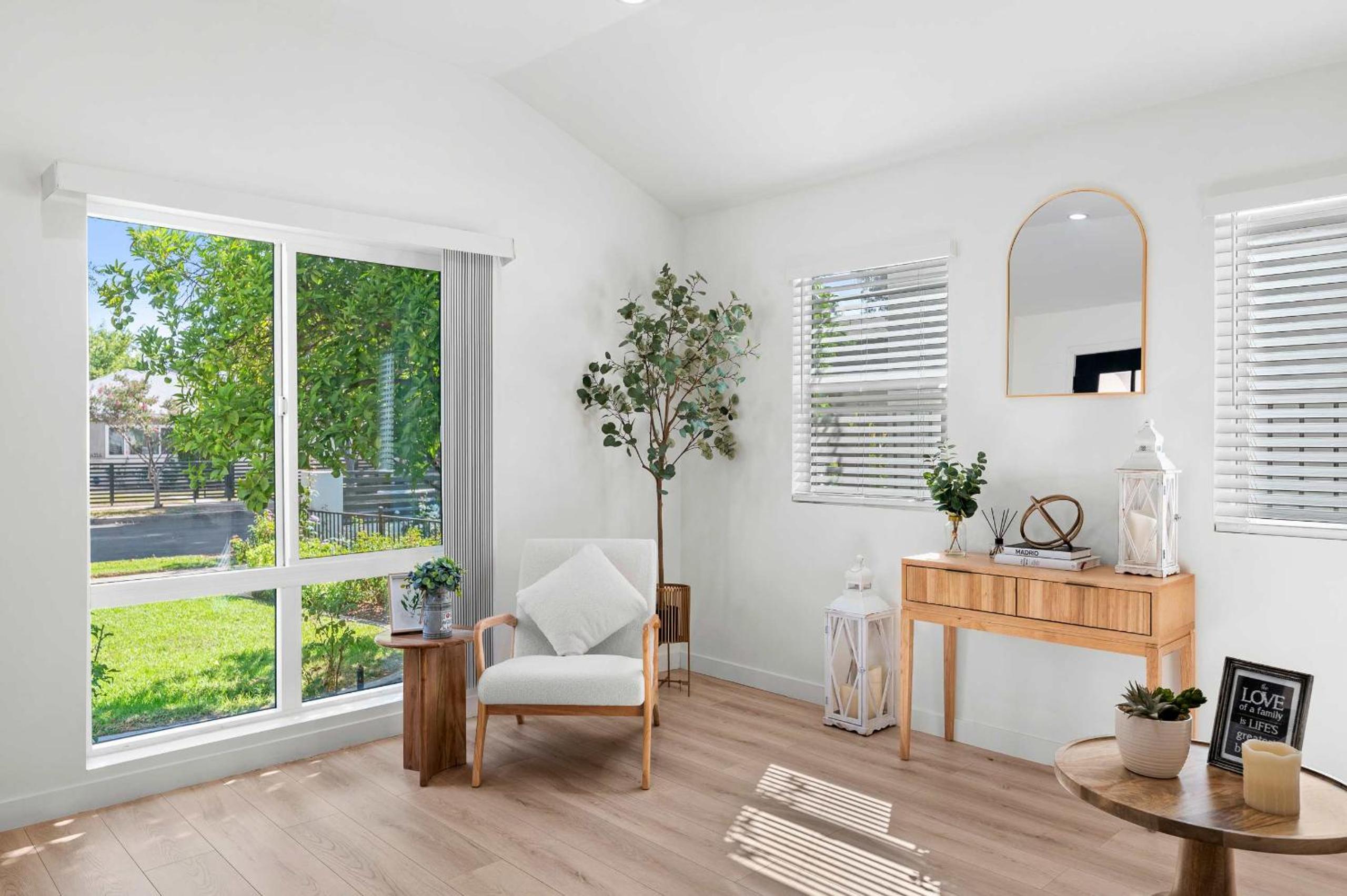 Spacious Modern Retreat w Luxury Amenities & Style