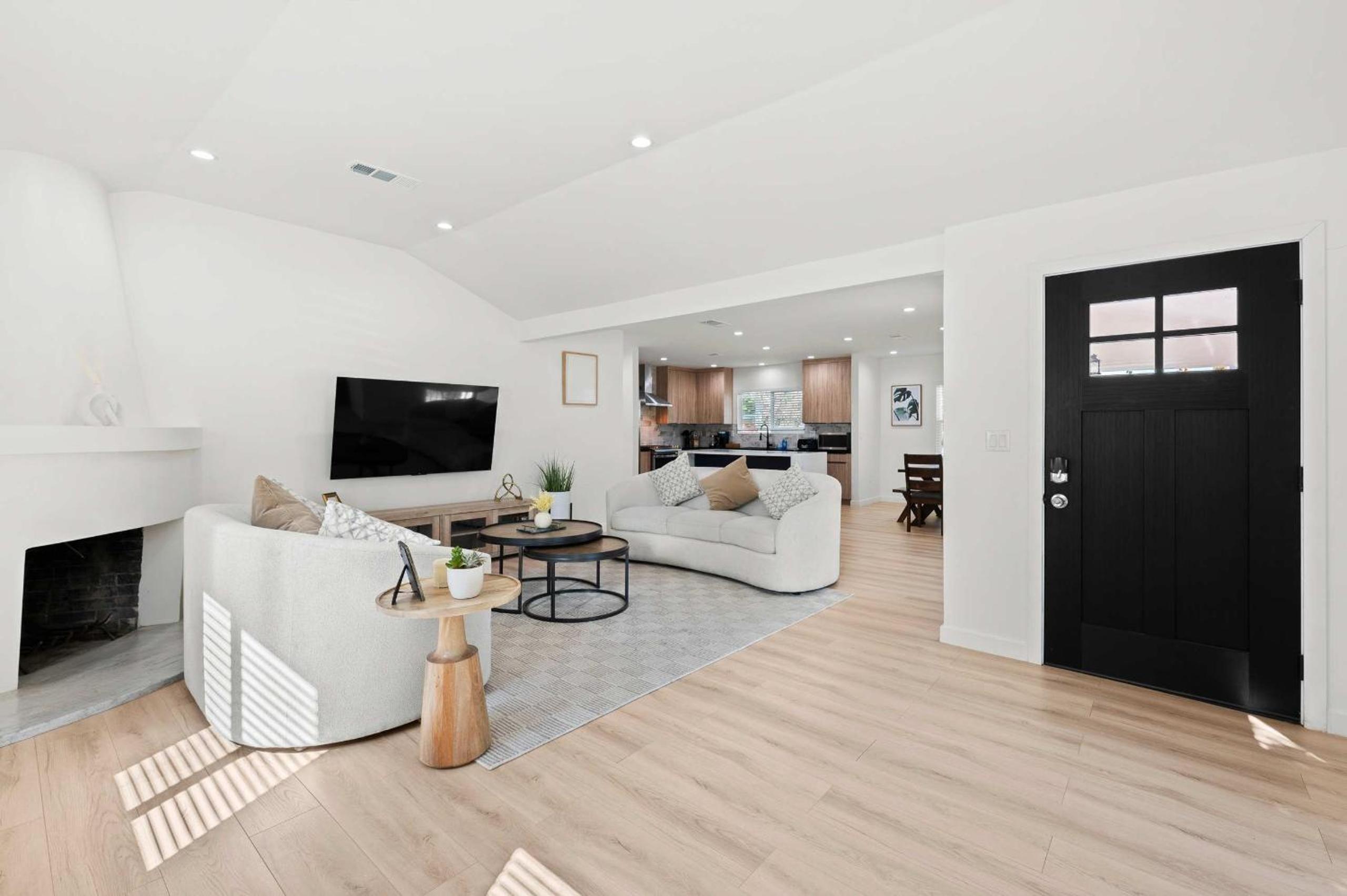 Spacious Modern Retreat w Luxury Amenities & Style