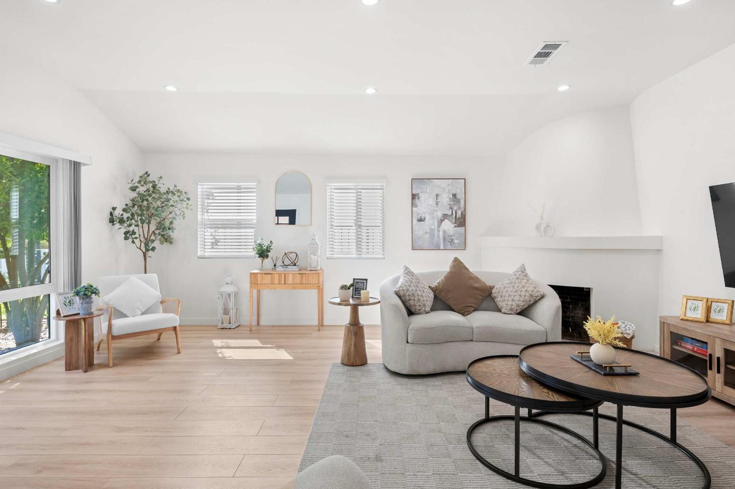 Spacious Modern Retreat w Luxury Amenities & Style