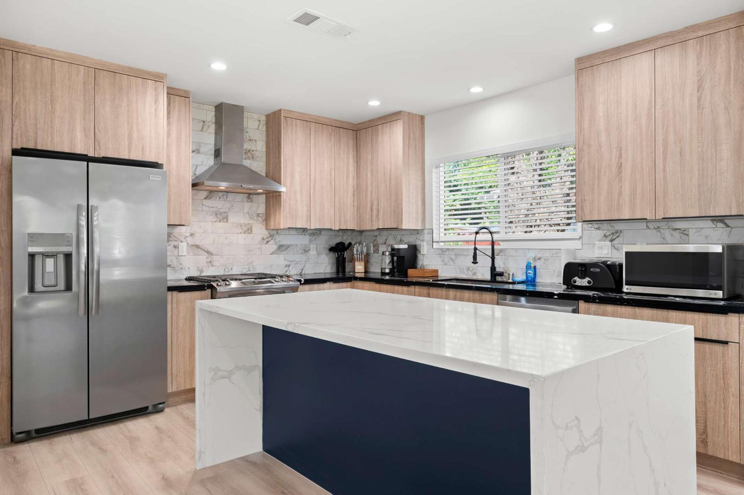Spacious Modern Retreat w Luxury Amenities & Style