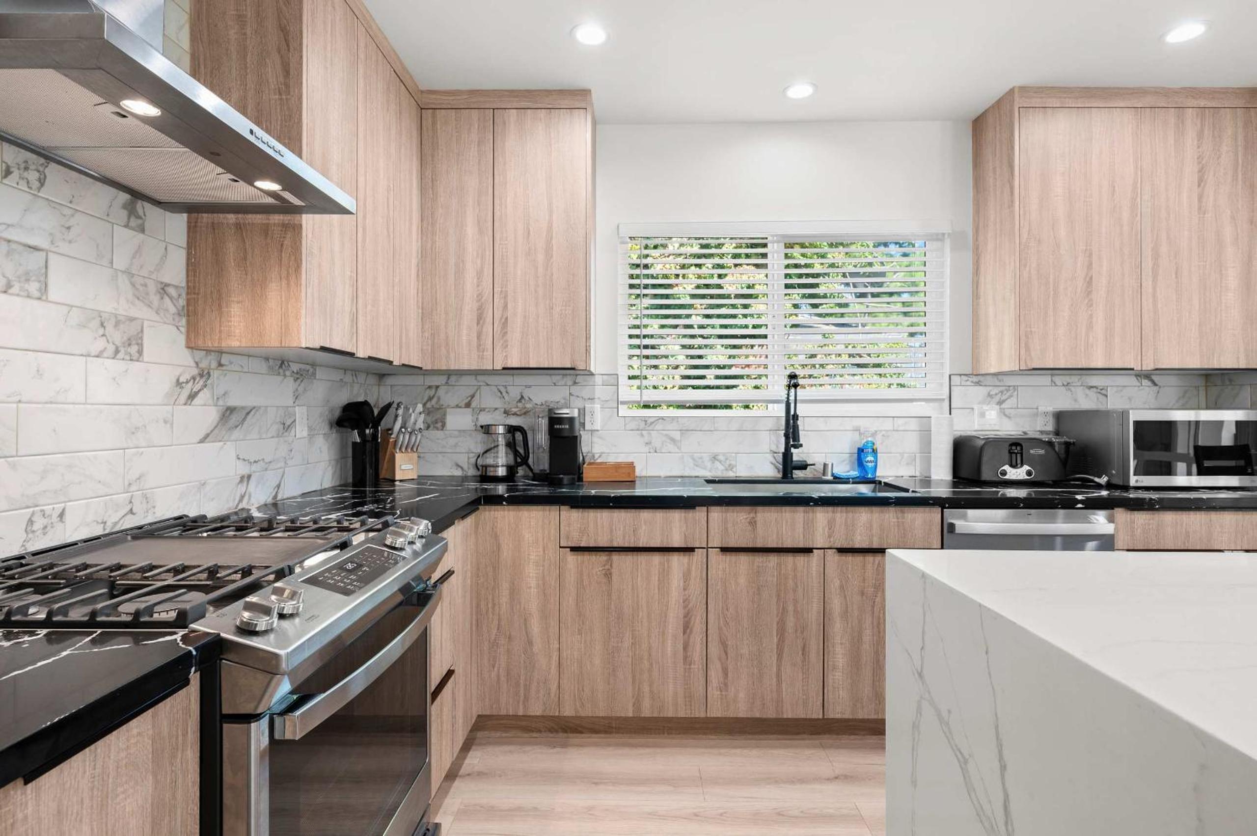Spacious Modern Retreat w Luxury Amenities & Style