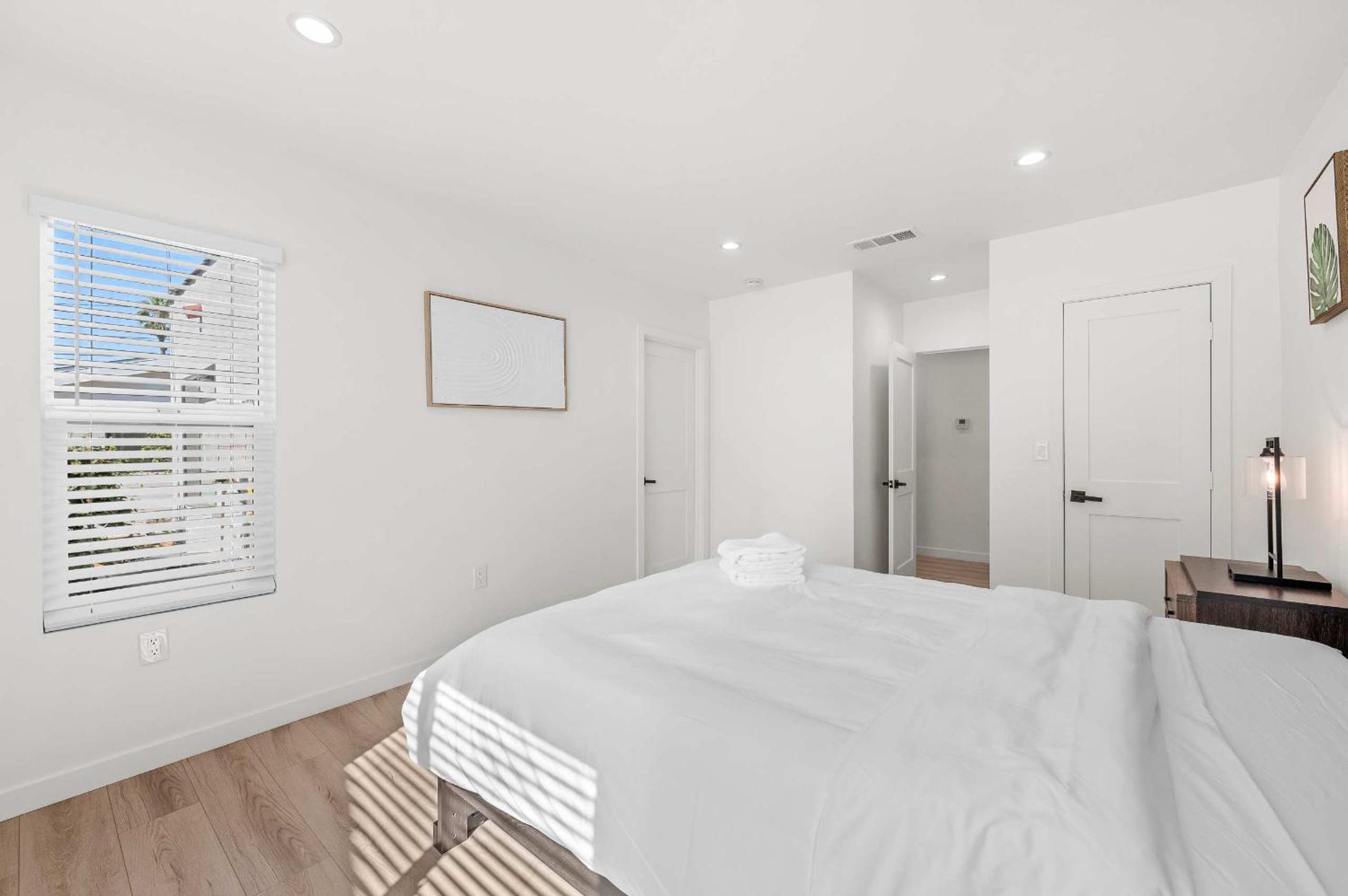 Spacious Modern Retreat w Luxury Amenities & Style