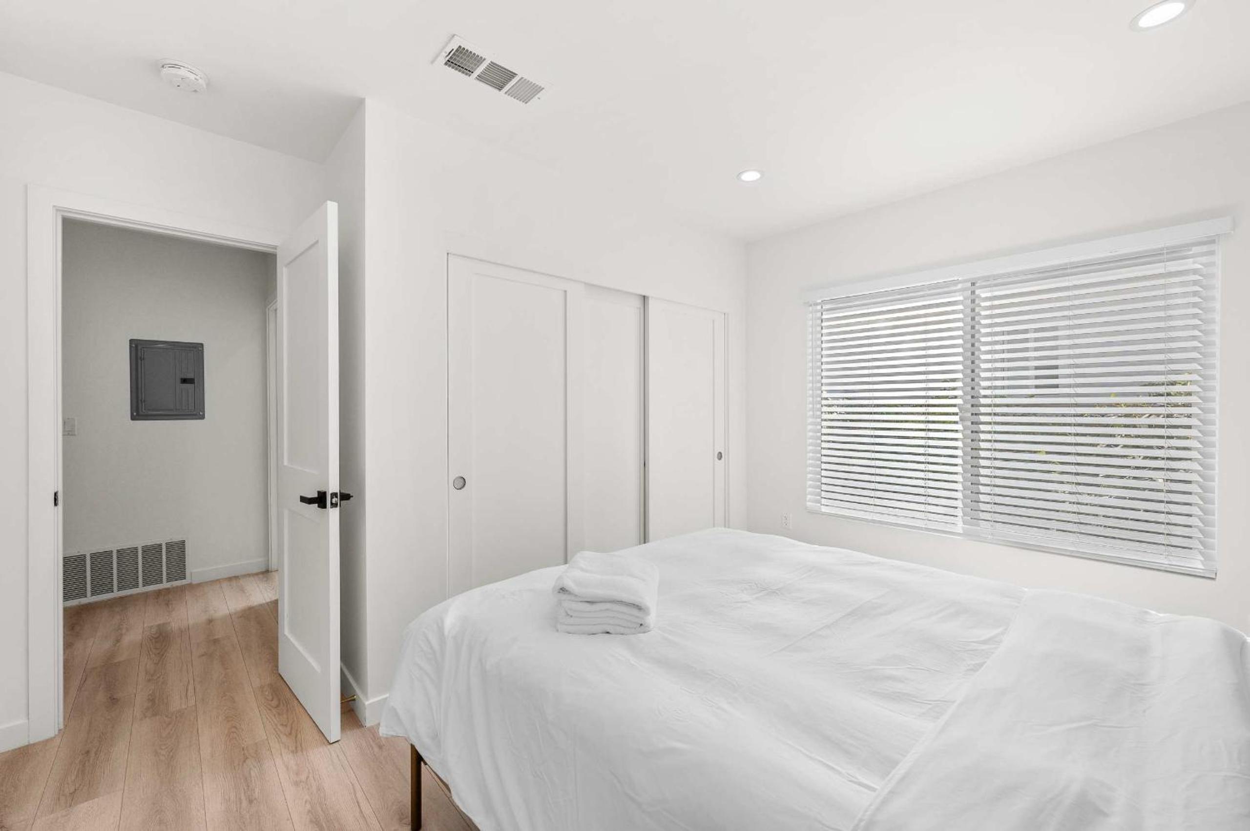 Spacious Modern Retreat w Luxury Amenities & Style