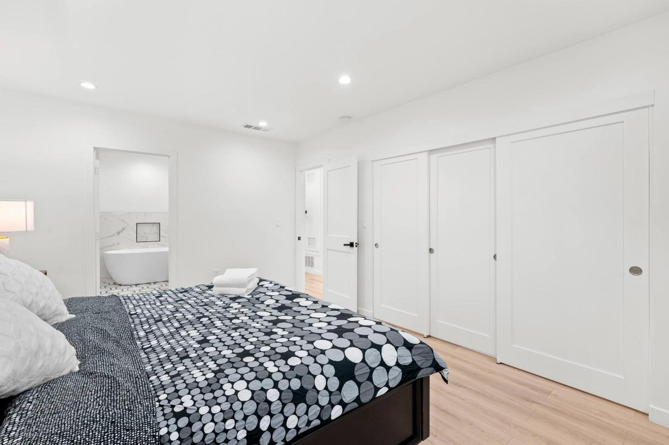 Spacious Modern Retreat w Luxury Amenities & Style