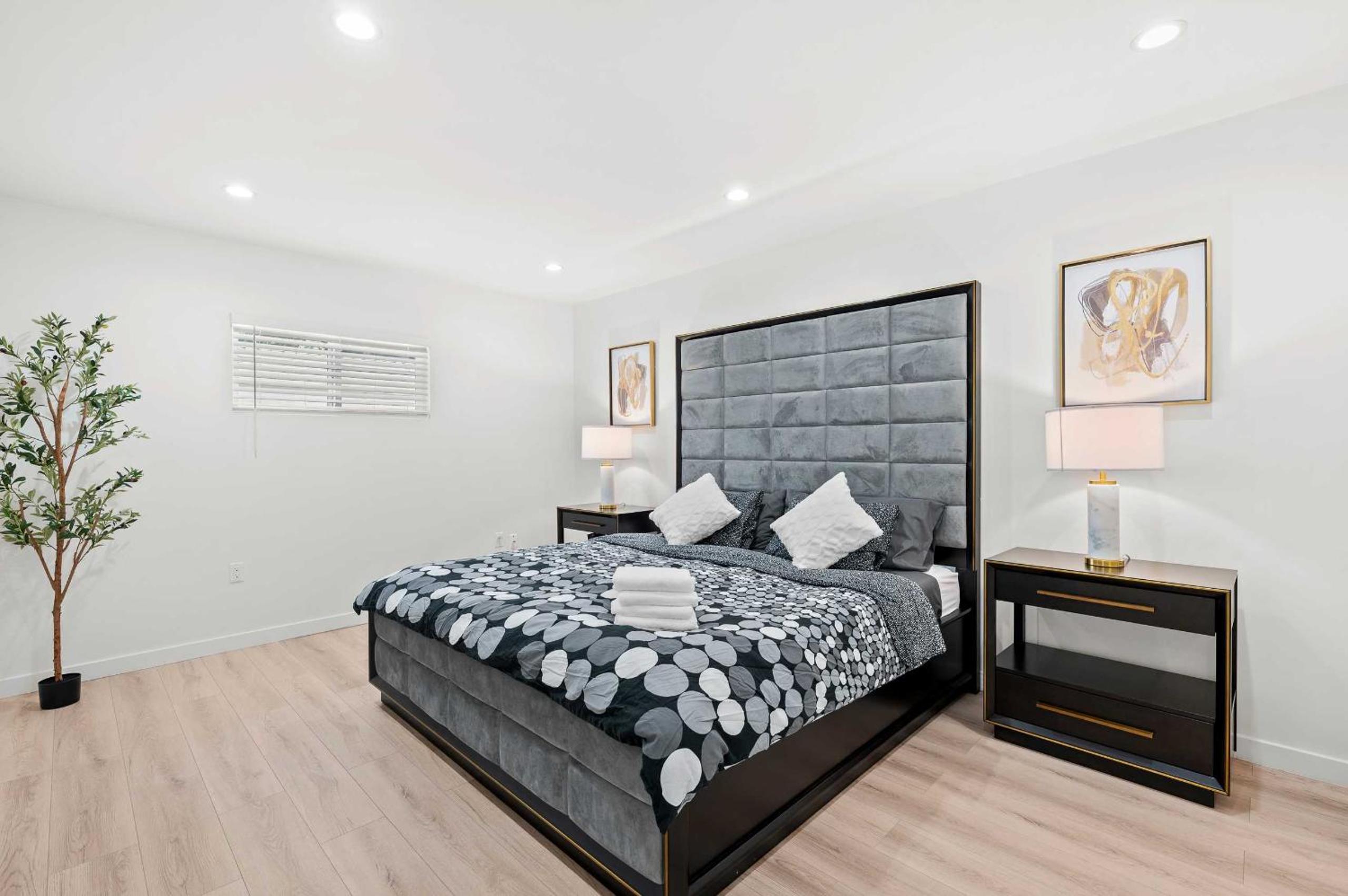 Spacious Modern Retreat w Luxury Amenities & Style