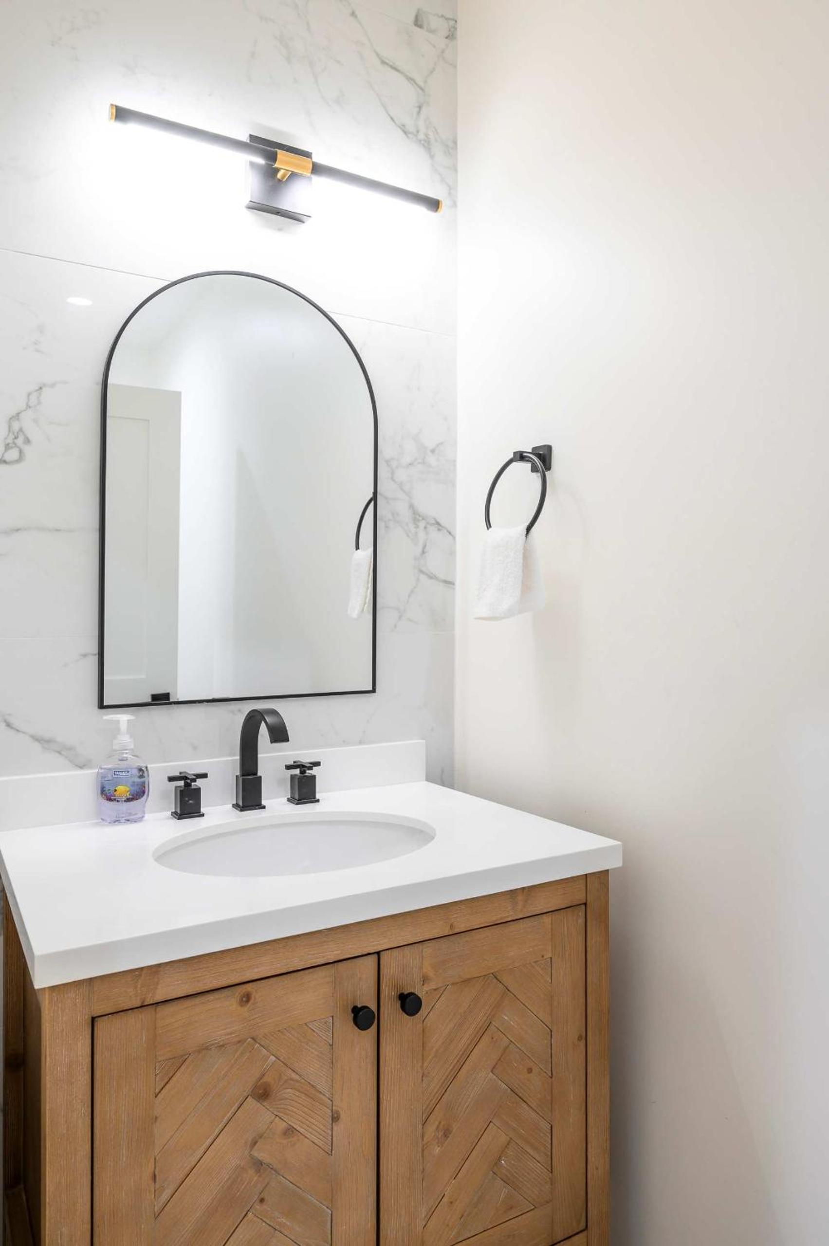 Spacious Modern Retreat w Luxury Amenities & Style
