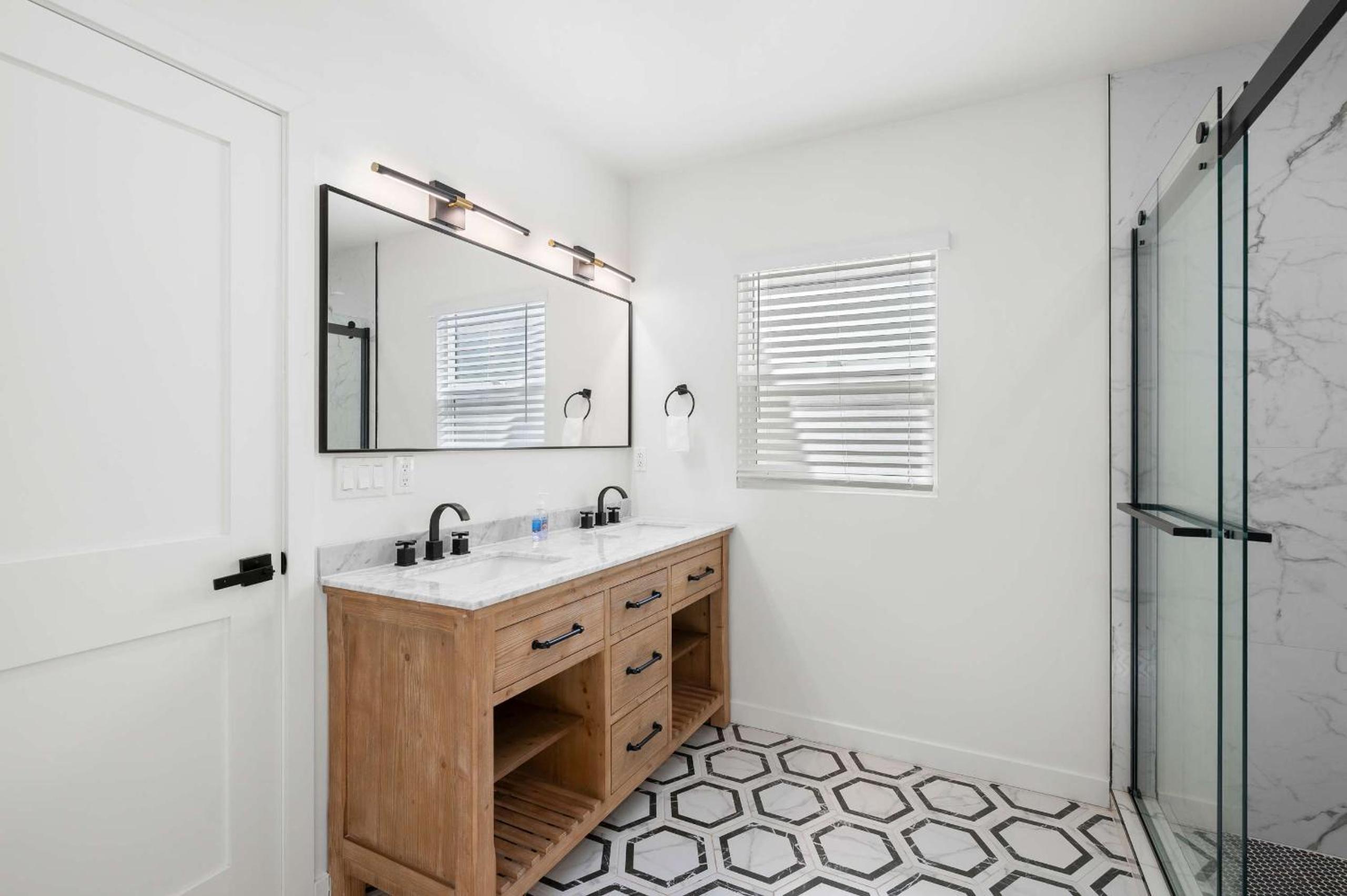 Spacious Modern Retreat w Luxury Amenities & Style