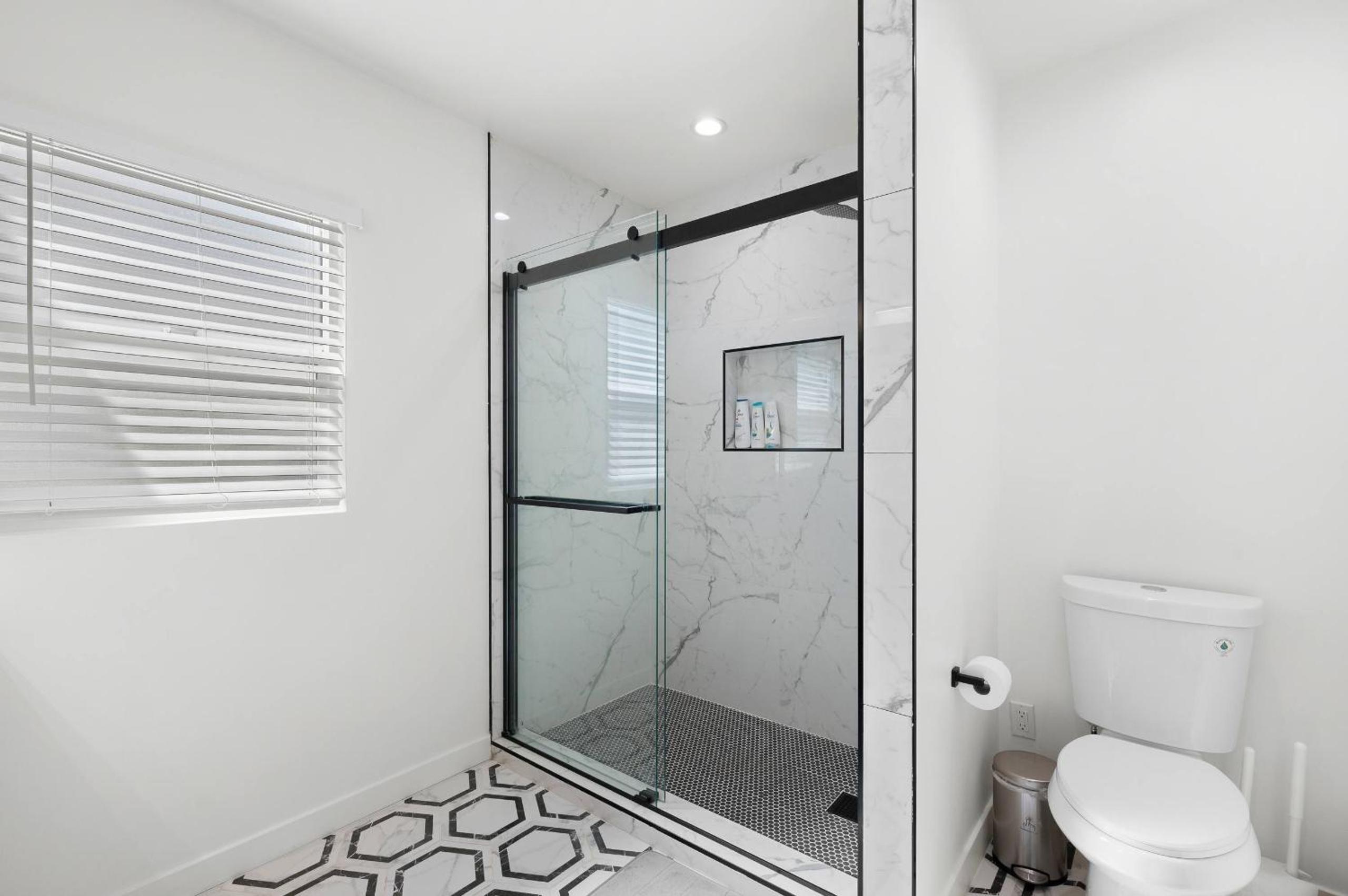 Spacious Modern Retreat w Luxury Amenities & Style