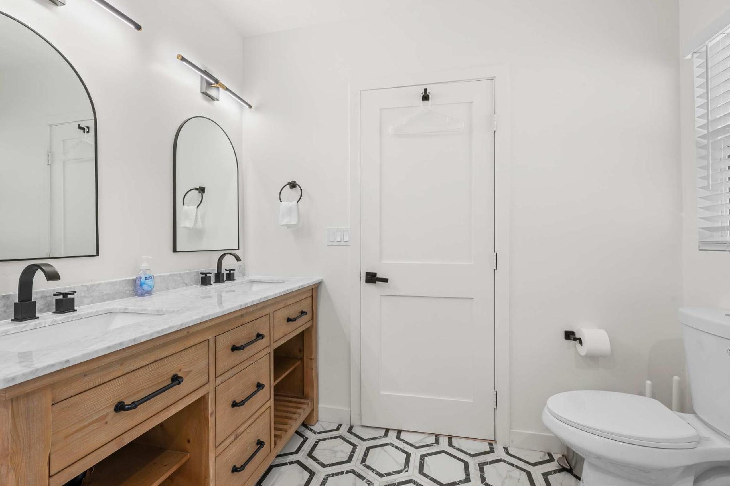 Spacious Modern Retreat w Luxury Amenities & Style
