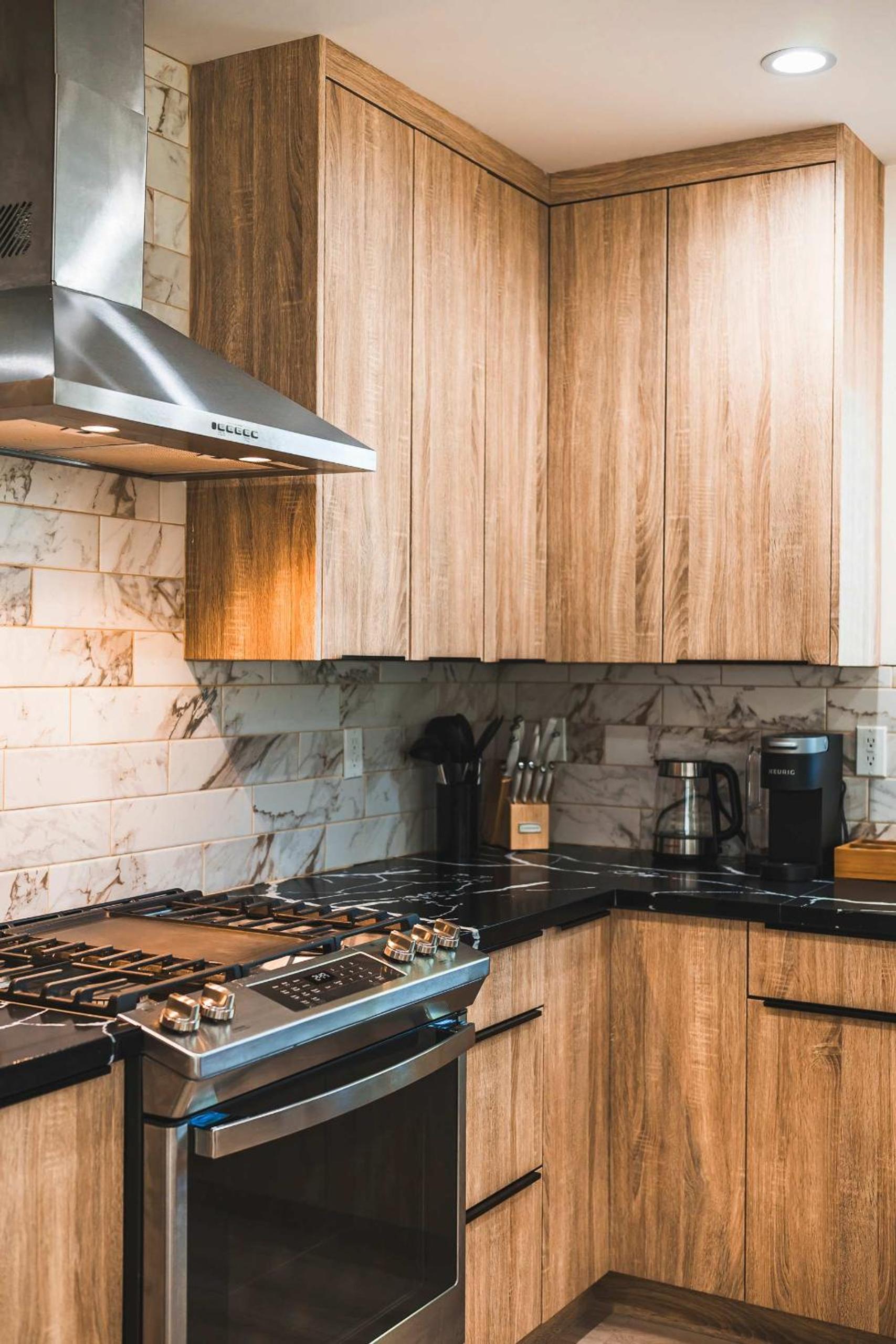 Spacious Modern Retreat w Luxury Amenities & Style