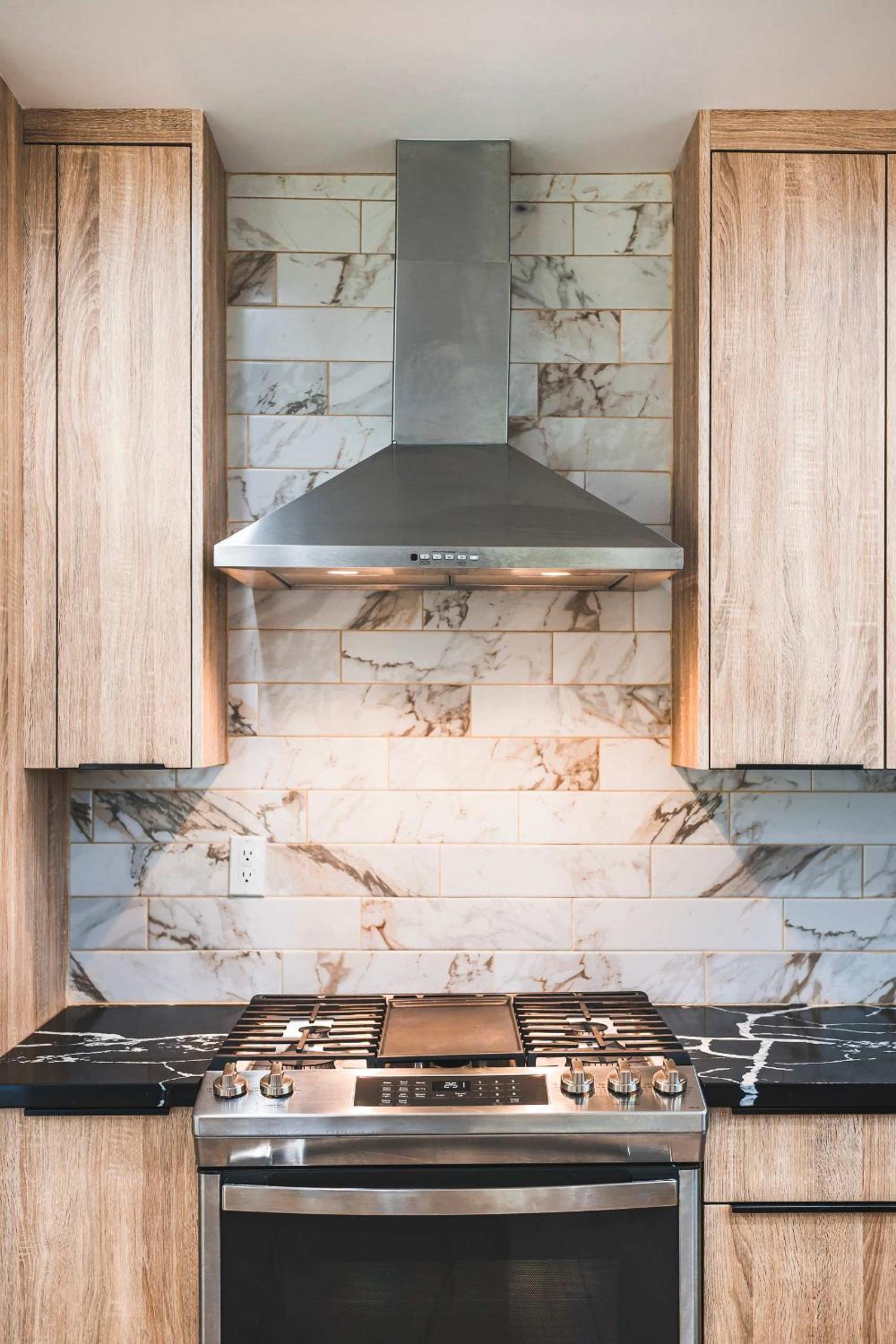 Spacious Modern Retreat w Luxury Amenities & Style