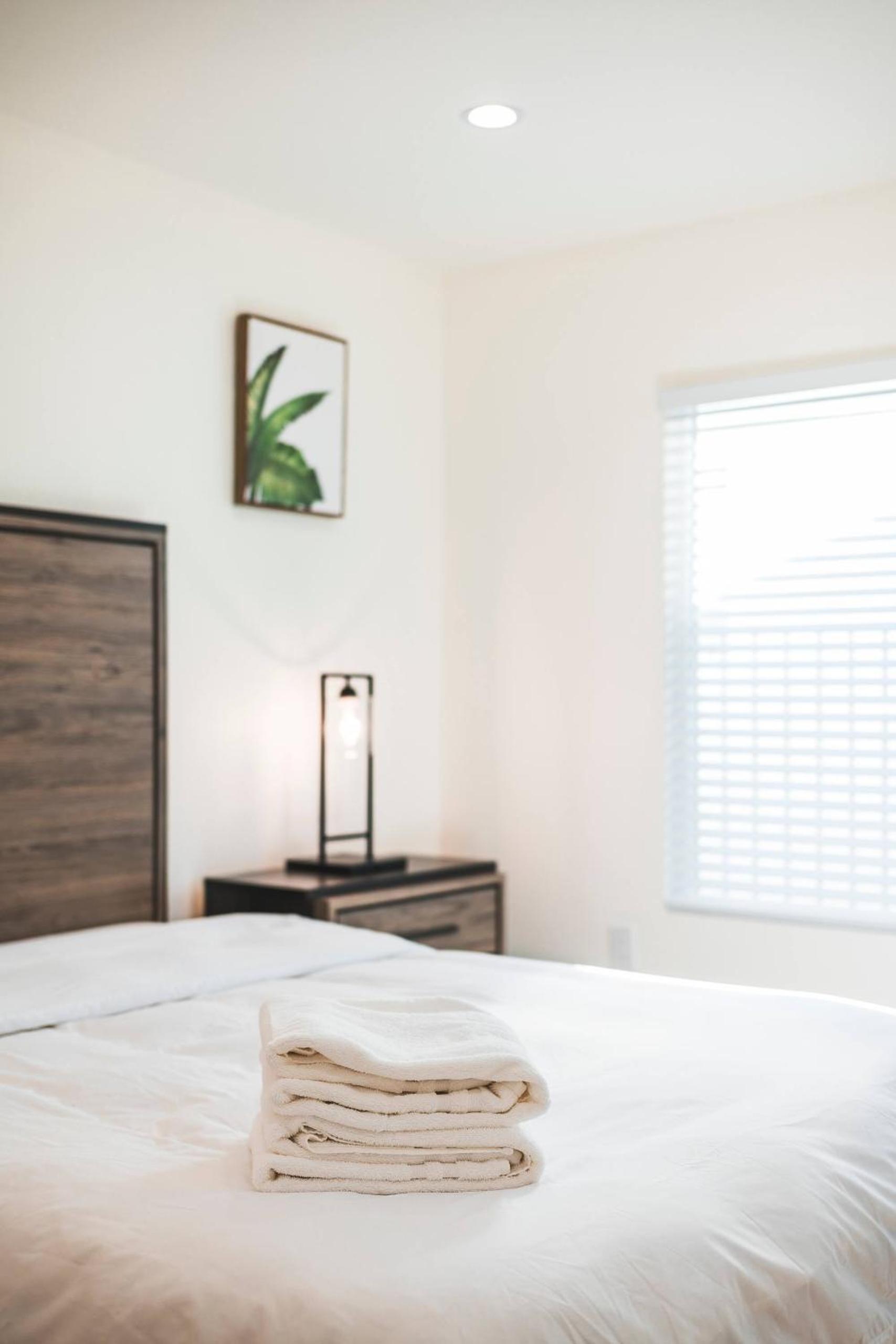 Spacious Modern Retreat w Luxury Amenities & Style