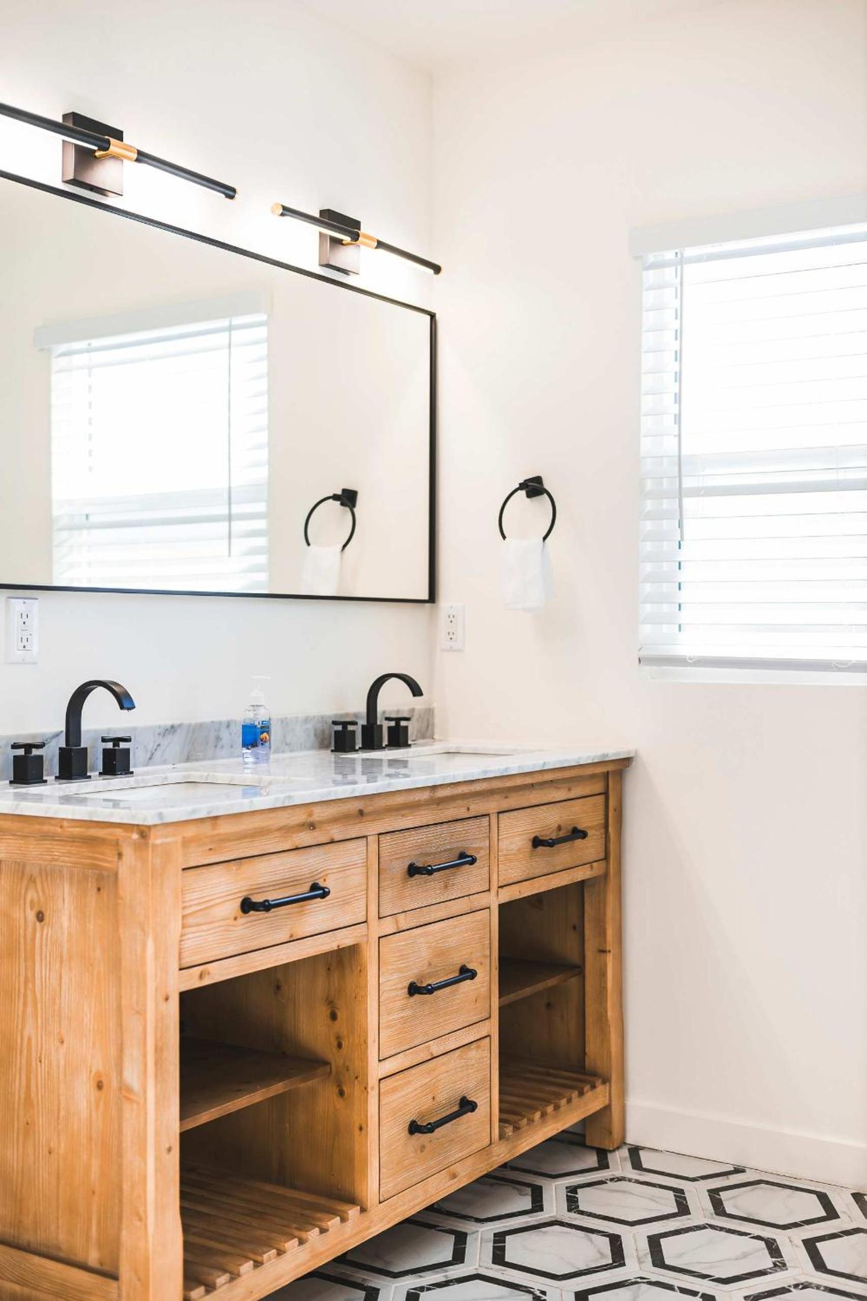 Spacious Modern Retreat w Luxury Amenities & Style