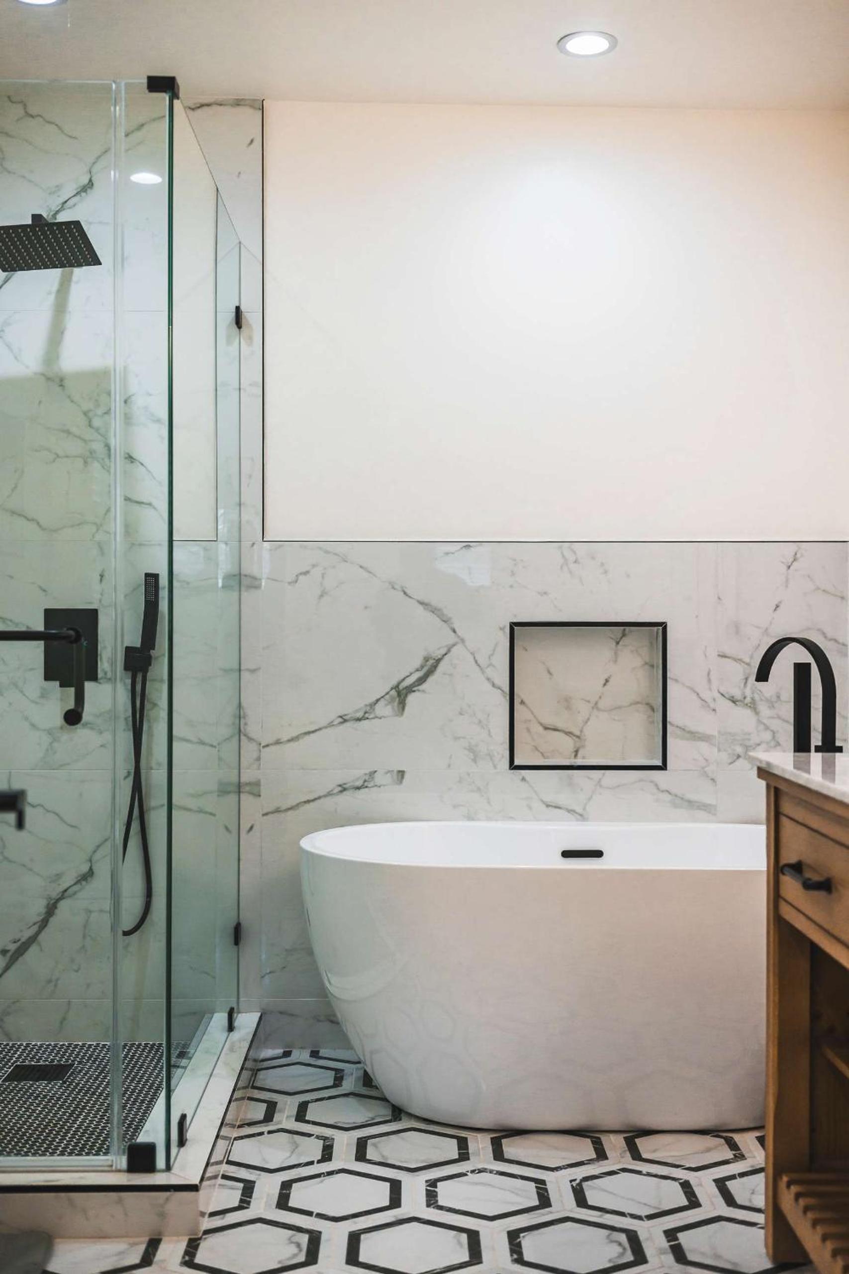 Spacious Modern Retreat w Luxury Amenities & Style