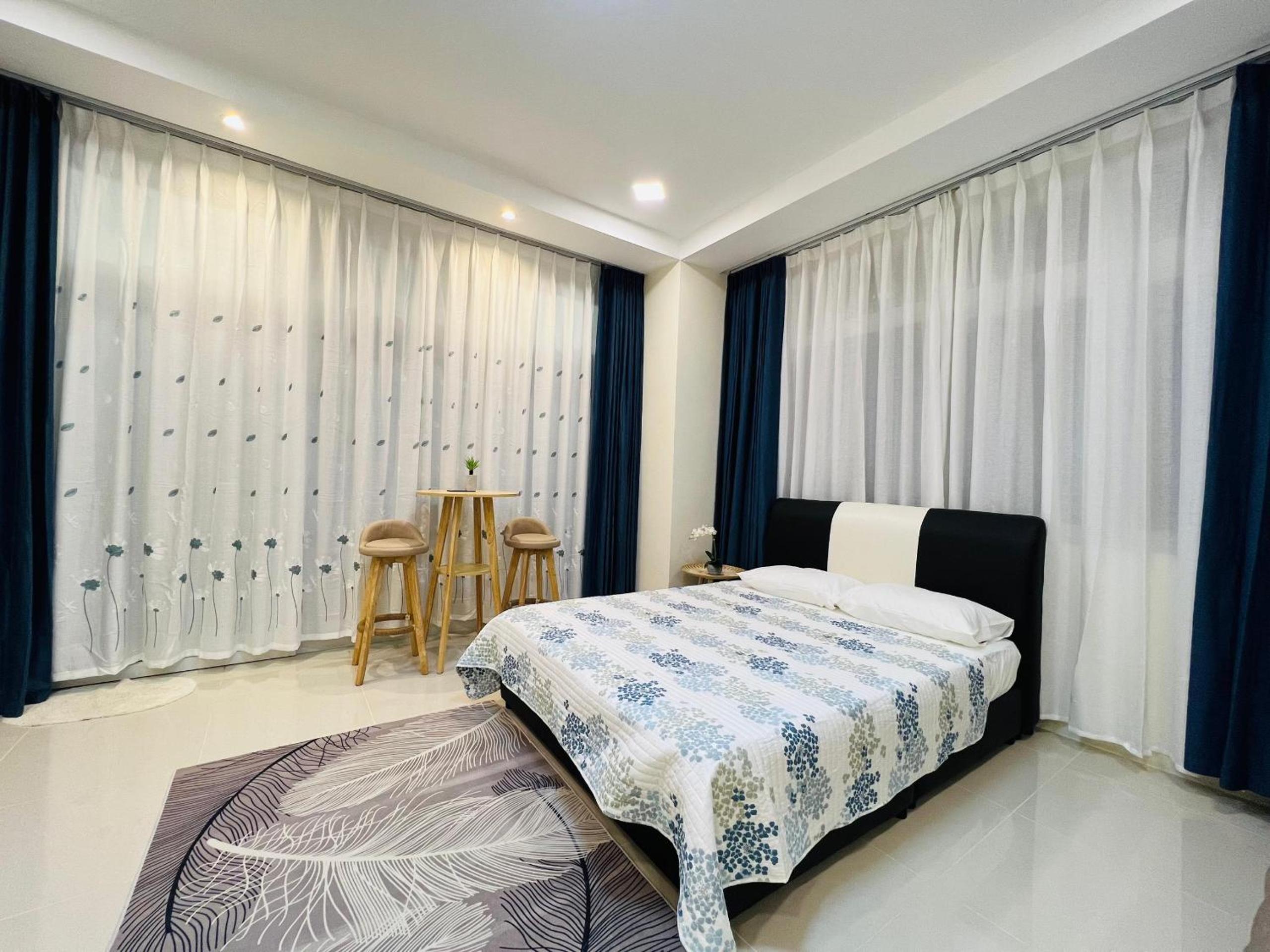 Riverine Condominium With Balcony & Waterfront Views photo 5