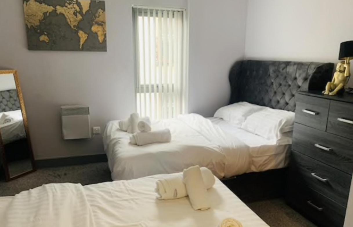 2 Bedroom FREE Parking by Concert Square sleeps 8 view 2