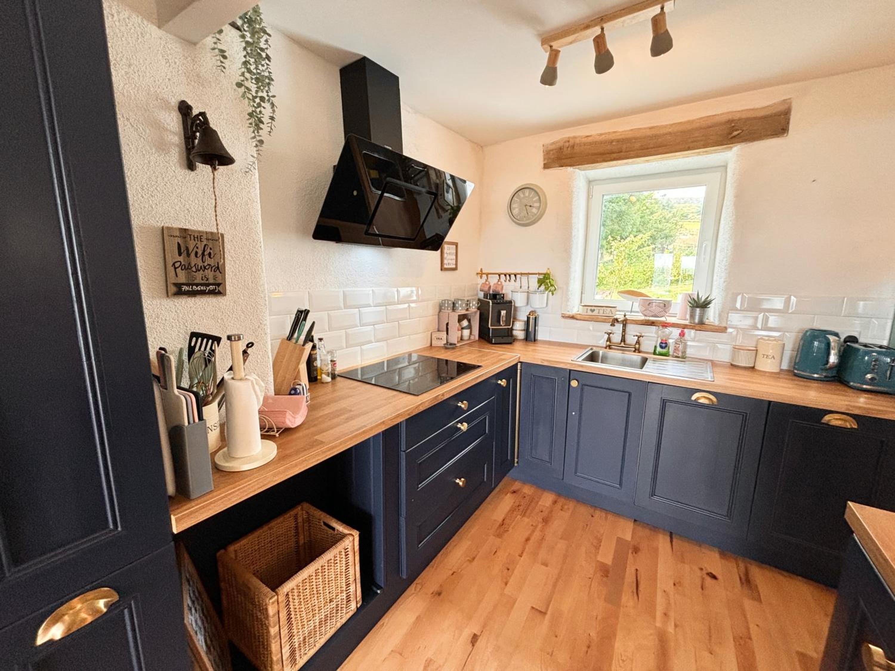 Laughing Seagull Cottage - Sea Views and Sauna