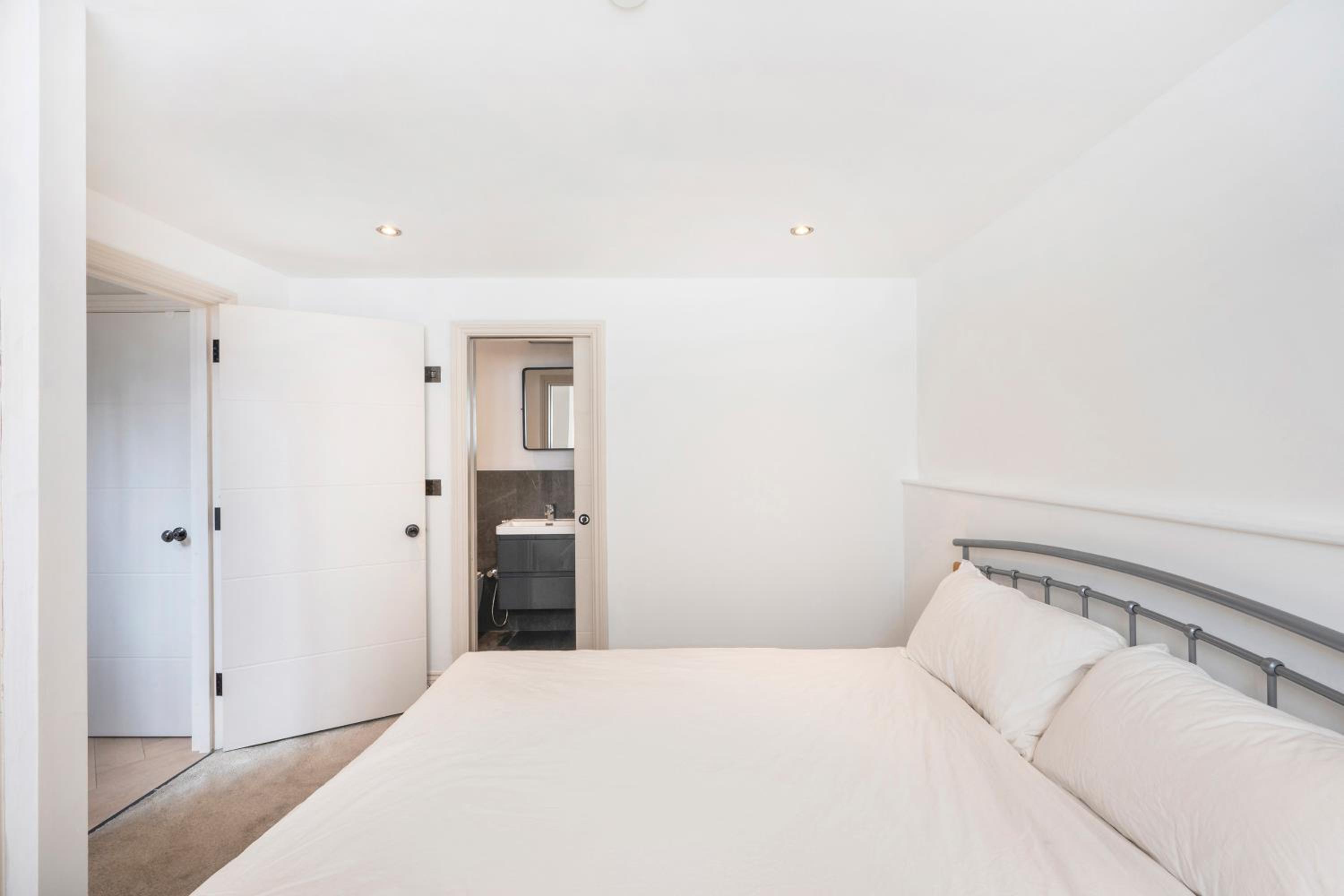 Charming 2 Bed 2 Bathroom, Sleep 6, Park View, Walk to Borough Market, Elephant & Castle, Tower Bridge