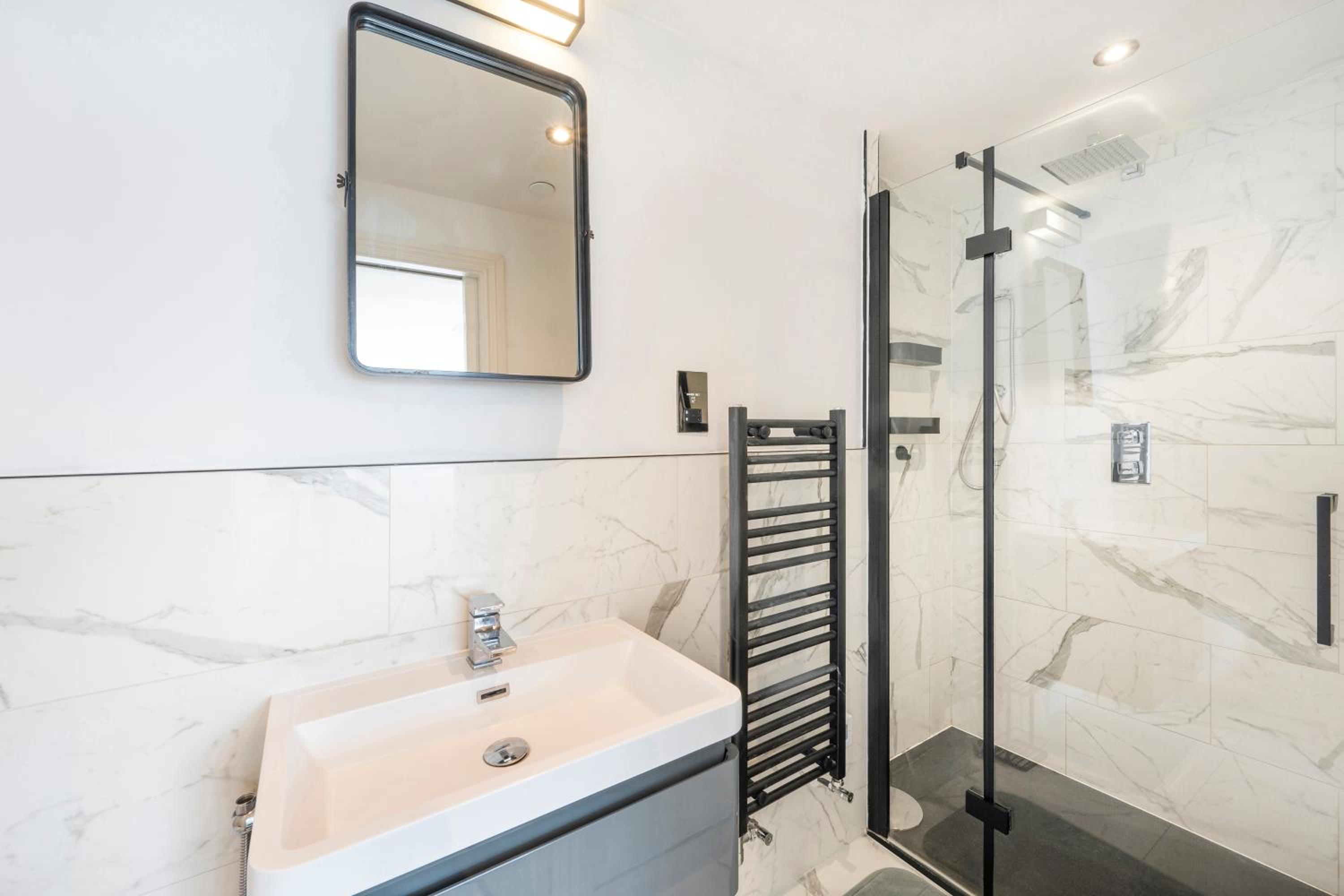 Charming 2 Bed 2 Bathroom, Sleep 6, Park View, Walk to Borough Market, Elephant & Castle, Tower Bridge