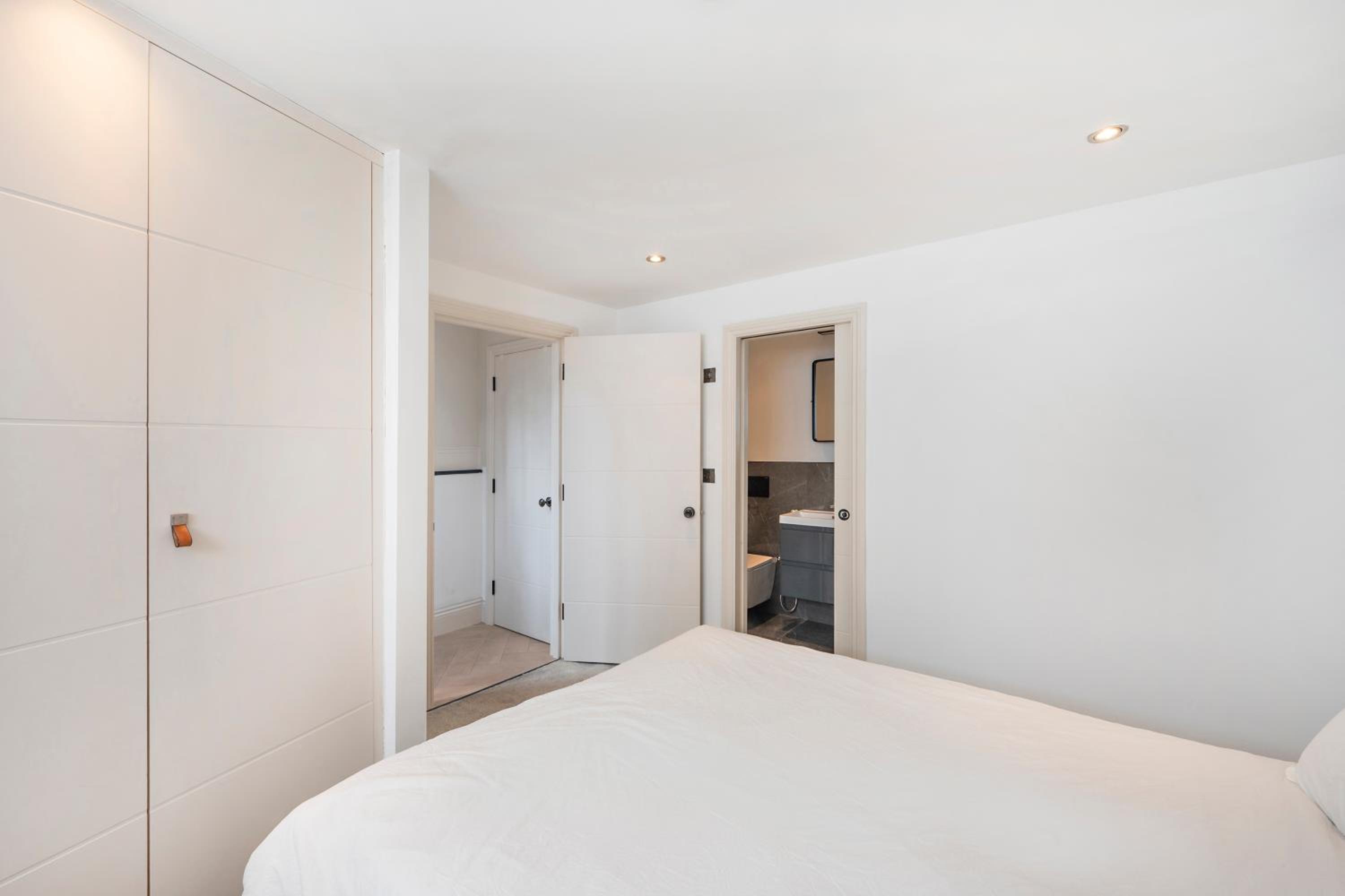 Charming 2 Bed 2 Bathroom, Sleep 6, Park View, Walk to Borough Market, Elephant & Castle, Tower Bridge