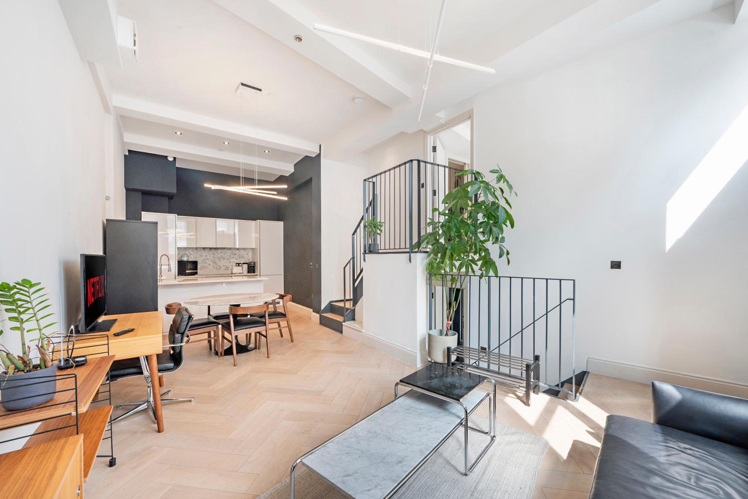 Charming 2 Bed 2 Bathroom, Sleep 6, Park View, Walk to Borough Market, Elephant & Castle, Tower Bridge