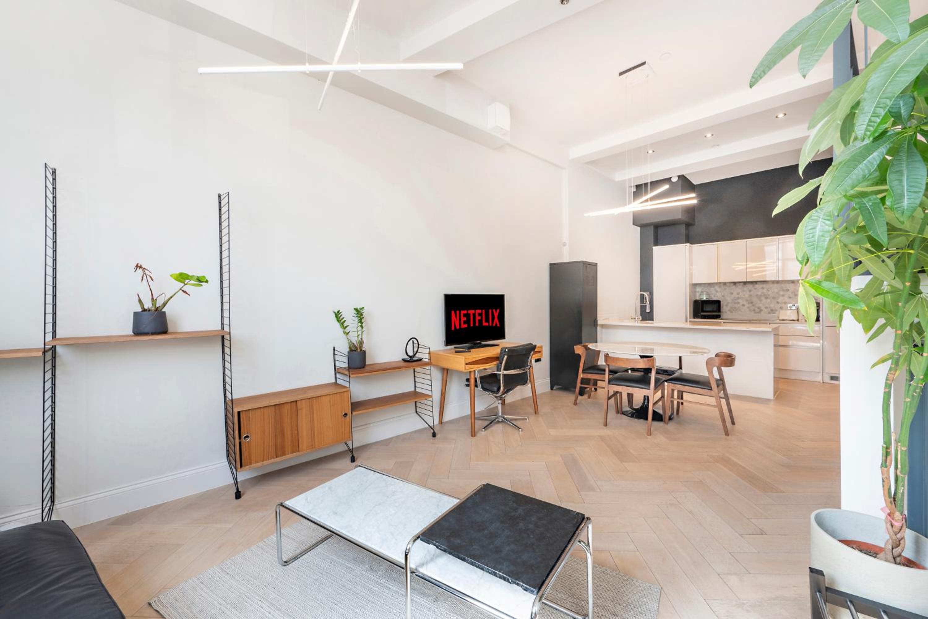 Charming 2 Bed 2 Bathroom, Sleep 6, Park View, Walk to Borough Market, Elephant & Castle, Tower Bridge