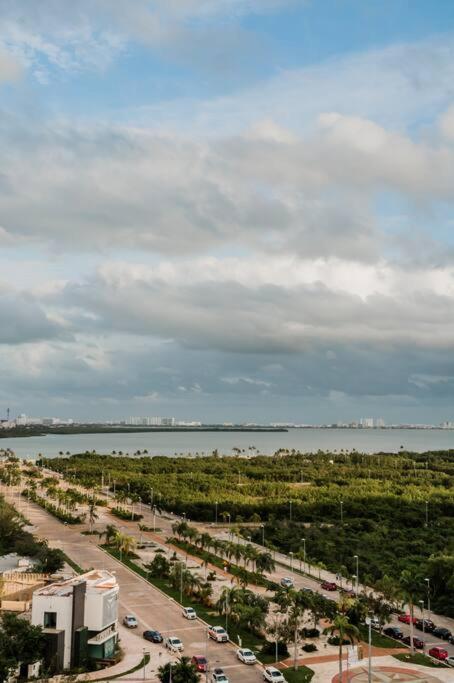 Stylish one BR APT with lagoon view in DT Cancún