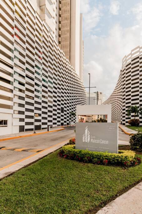 Stylish one BR APT with lagoon view in DT Cancún