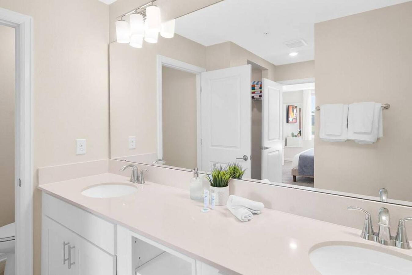 Modern Storey Lake Resort Disney Orlando 3141-105