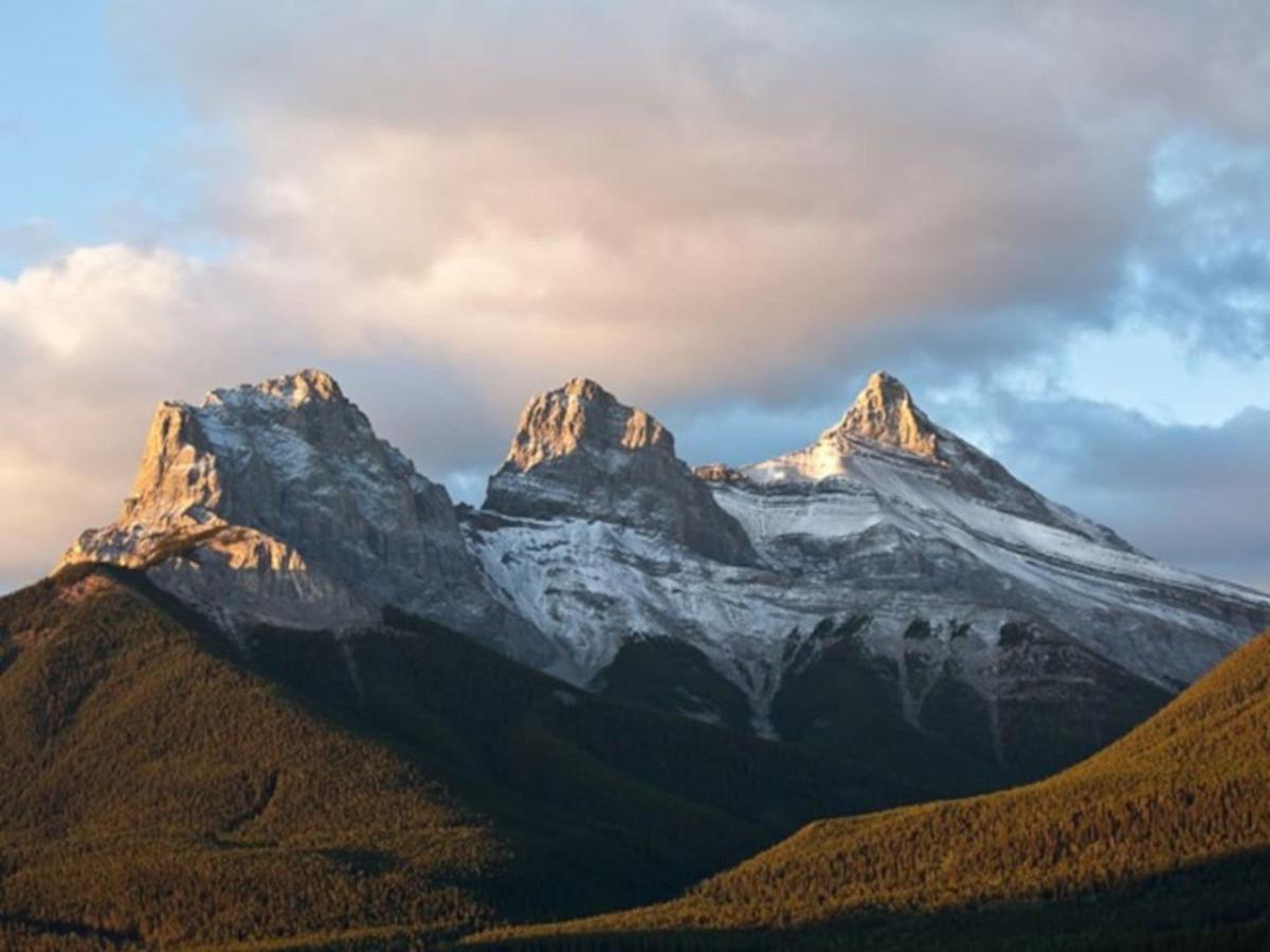 B111 Hot tub, ACx3, parking, coin laundry, near Banff