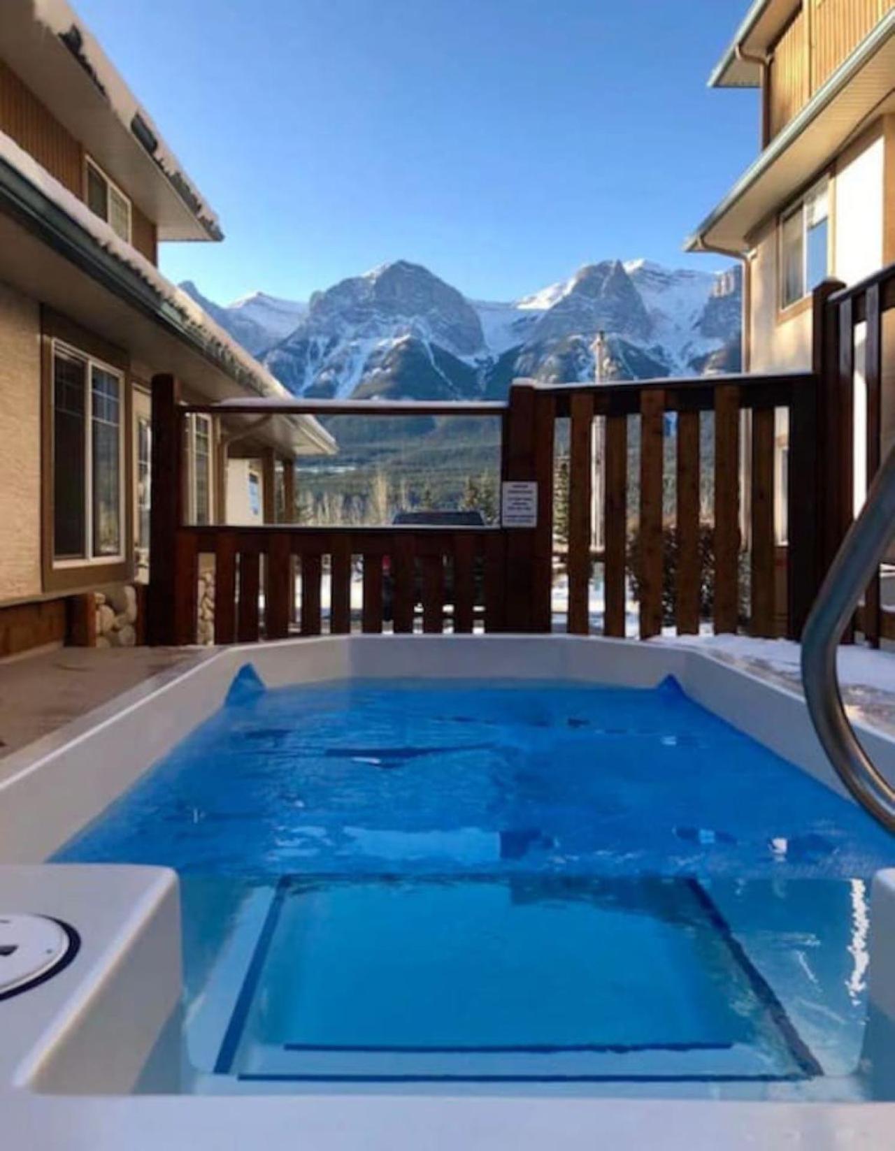 B111 Hot tub, ACx3, parking, coin laundry, near Banff